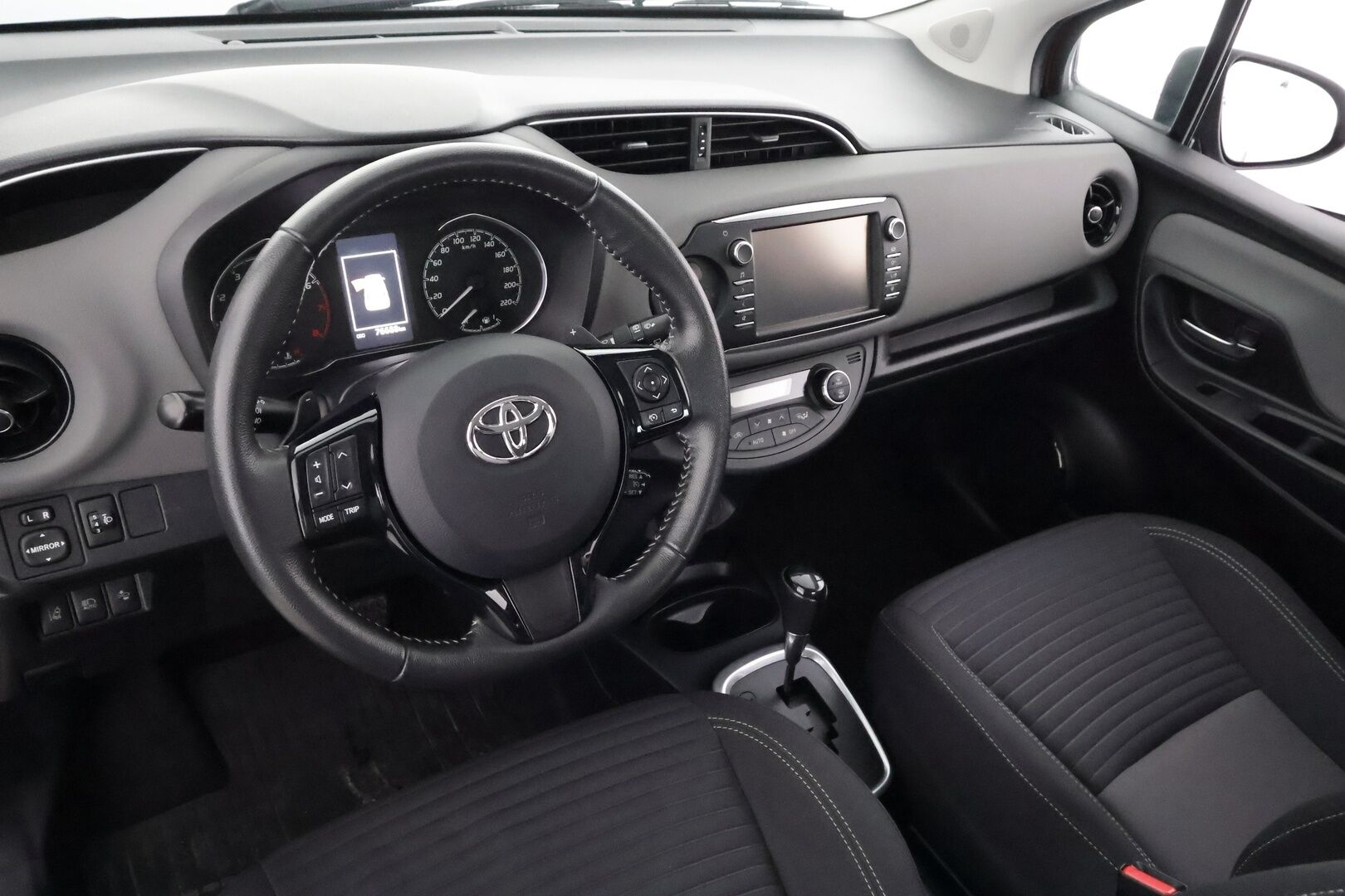 Toyota Yaris 2017 1,5 Dual VVT-i Launch Edition 5ov Multidrive S - | Koukku | P.Kamera | Navi | Kaistavahti | Kaukovaloautomatiikka | Vakkari | Bluetooth | Kahdet renkaat | Merkkihuollot | Suomi-auto | 