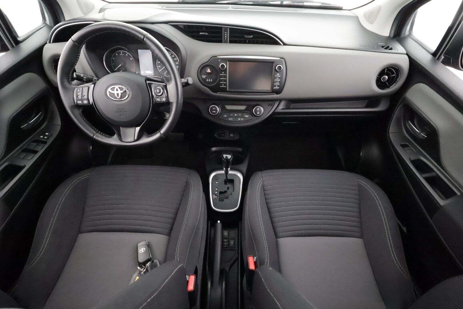 Toyota Yaris 2017 1,5 Dual VVT-i Launch Edition 5ov Multidrive S - | Koukku | P.Kamera | Navi | Kaistavahti | Kaukovaloautomatiikka | Vakkari | Bluetooth | Kahdet renkaat | Merkkihuollot | Suomi-auto | 