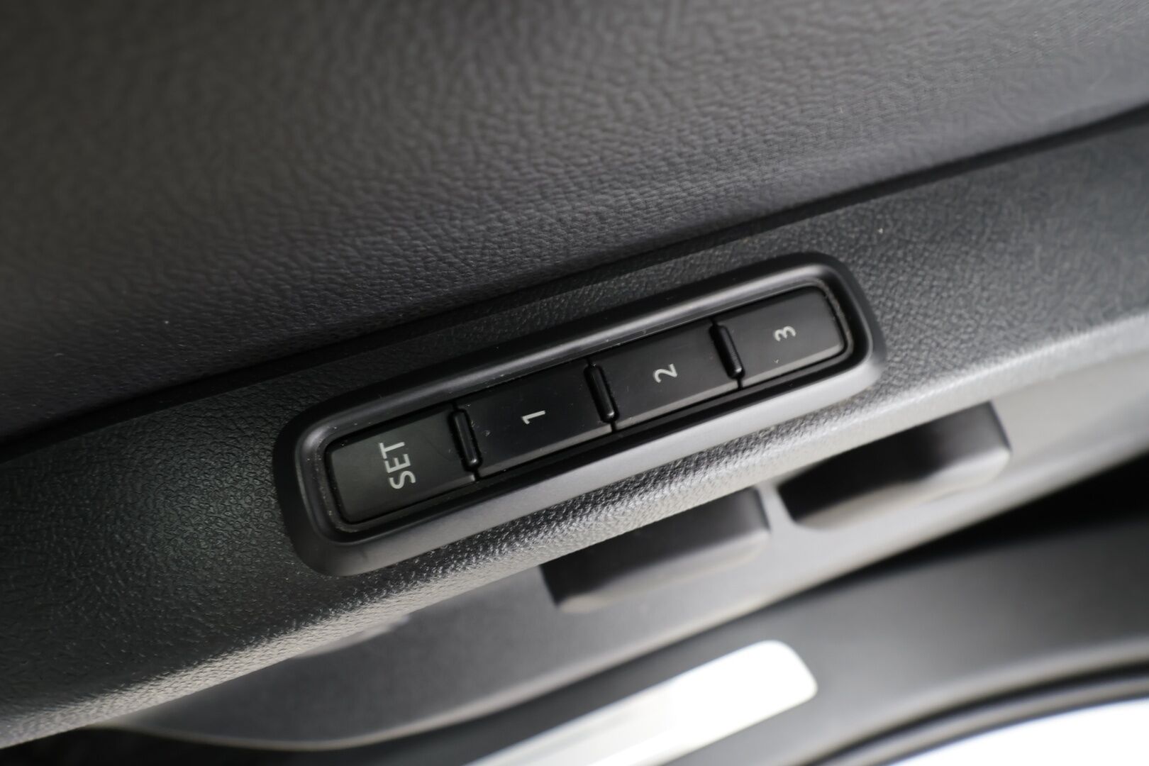 Volkswagen Tiguan 2017 R-line Highline 2,0 TDI SCR (240 hv) 4MOTION DSG * ACC / P.kamera / Webasto / Adapt.LED / Dynaudio / Navi * - Muistipenkki / Koukku / Suomi-auto / Kahdet renkaat aluvanteilla