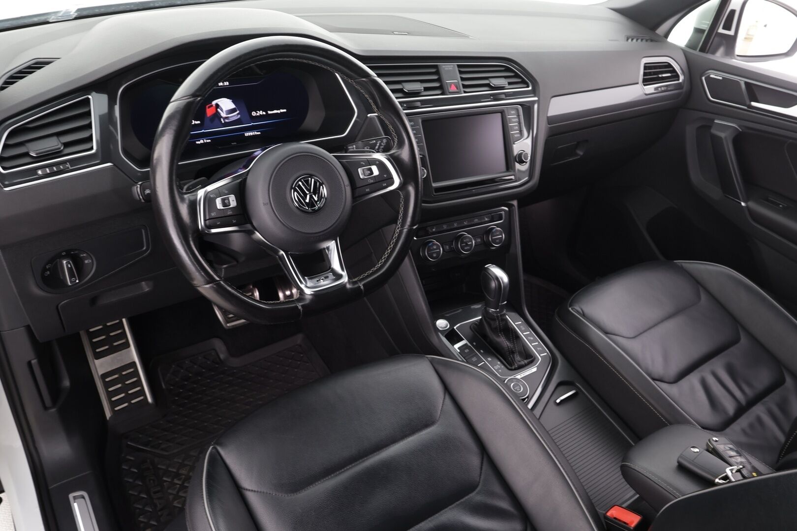 Volkswagen Tiguan 2017 R-line Highline 2,0 TDI SCR (240 hv) 4MOTION DSG * ACC / P.kamera / Webasto / Adapt.LED / Dynaudio / Navi * - Muistipenkki / Koukku / Suomi-auto / Kahdet renkaat aluvanteilla