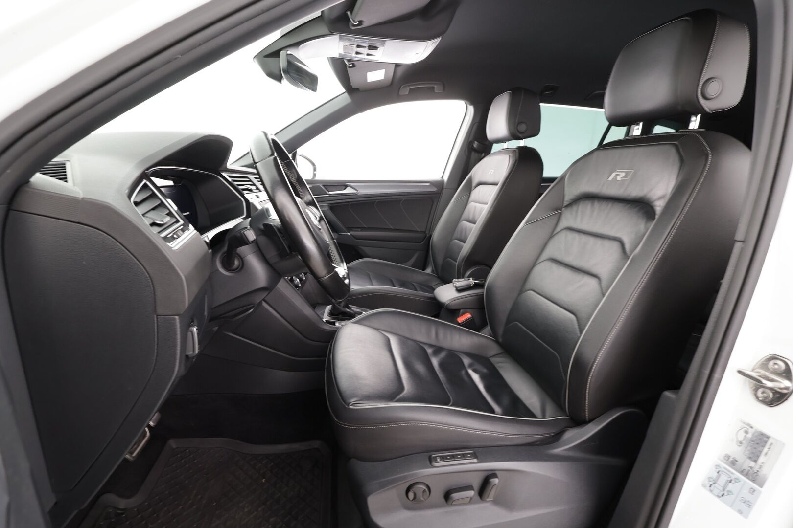 Volkswagen Tiguan 2017 R-line Highline 2,0 TDI SCR (240 hv) 4MOTION DSG * ACC / P.kamera / Webasto / Adapt.LED / Dynaudio / Navi * - Muistipenkki / Koukku / Suomi-auto / Kahdet renkaat aluvanteilla 