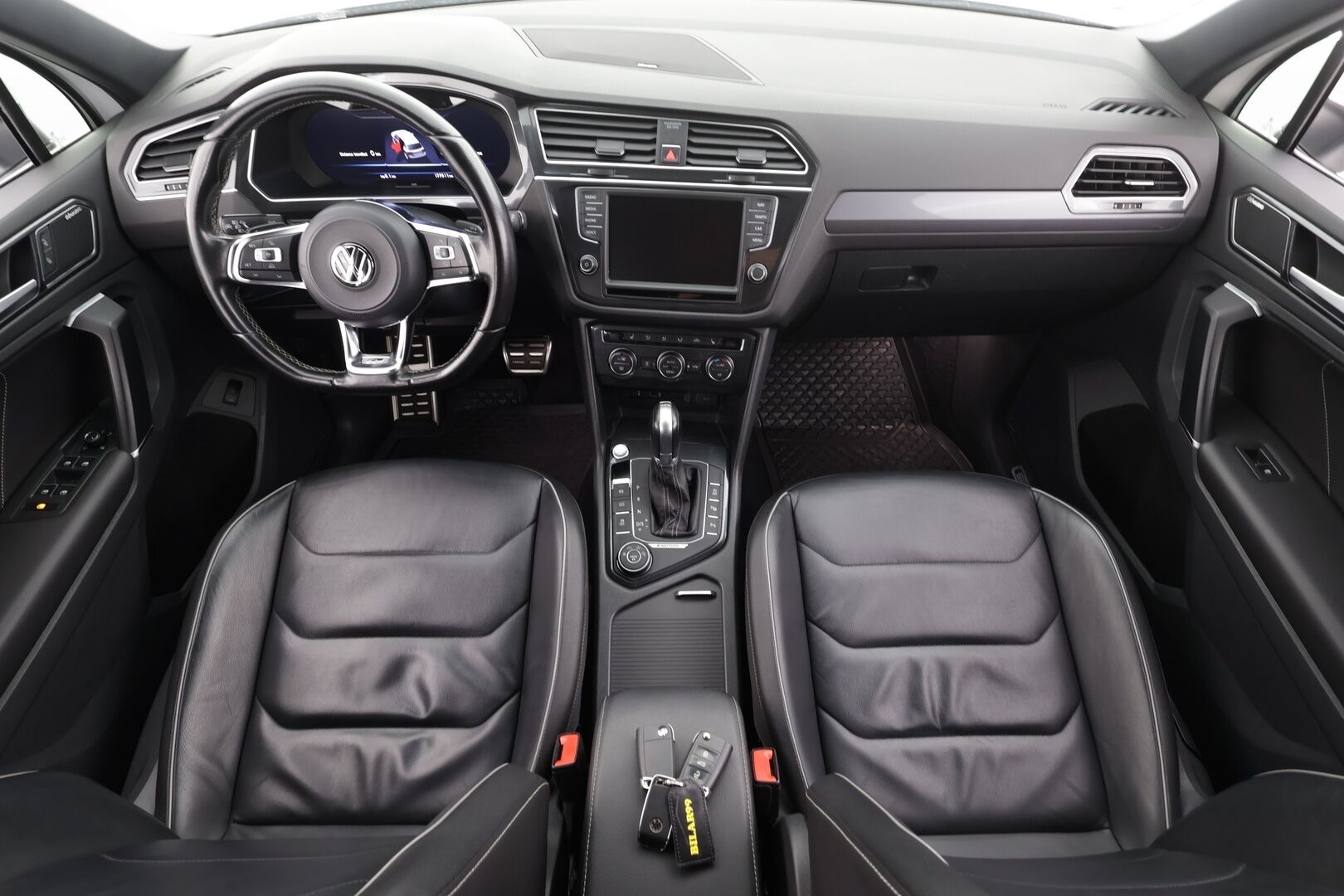 Volkswagen Tiguan 2017 R-line Highline 2,0 TDI SCR (240 hv) 4MOTION DSG * ACC / P.kamera / Webasto / Adapt.LED / Dynaudio / Navi * - Muistipenkki / Koukku / Suomi-auto / Kahdet renkaat aluvanteilla