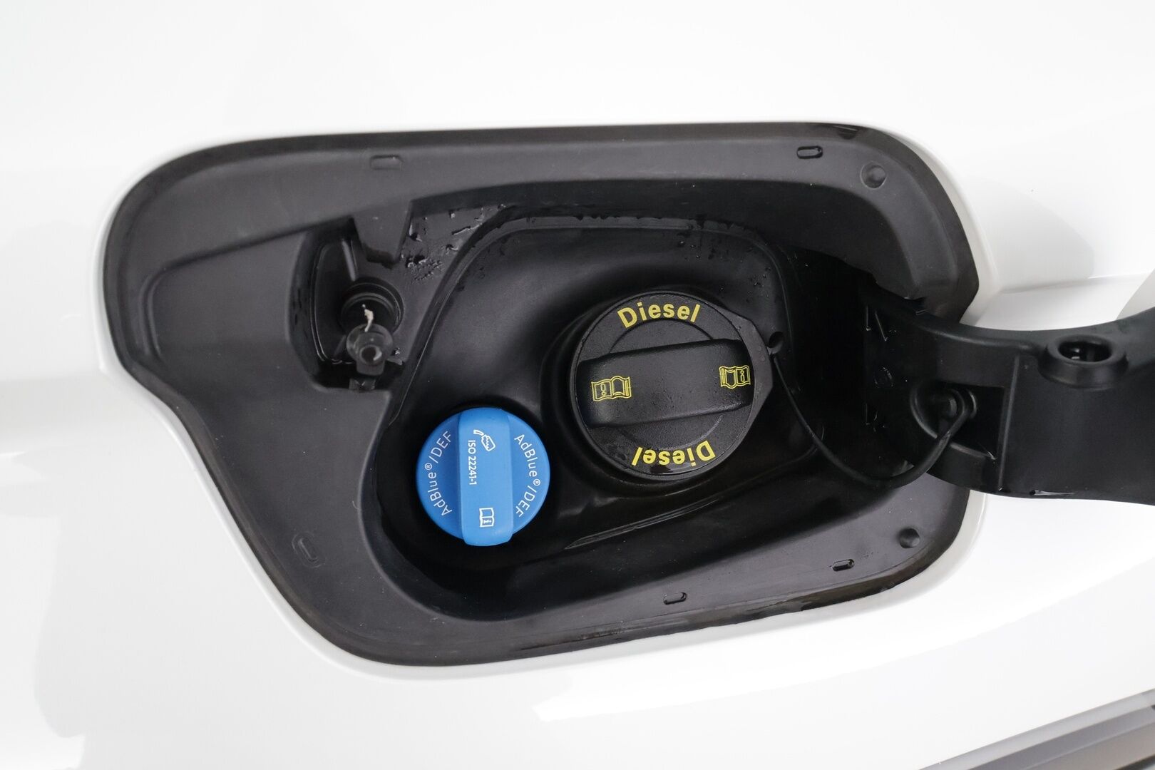 Volkswagen Tiguan 2017 R-line Highline 2,0 TDI SCR (240 hv) 4MOTION DSG * ACC / P.kamera / Webasto / Adapt.LED / Dynaudio / Navi * - Muistipenkki / Koukku / Suomi-auto / Kahdet renkaat aluvanteilla