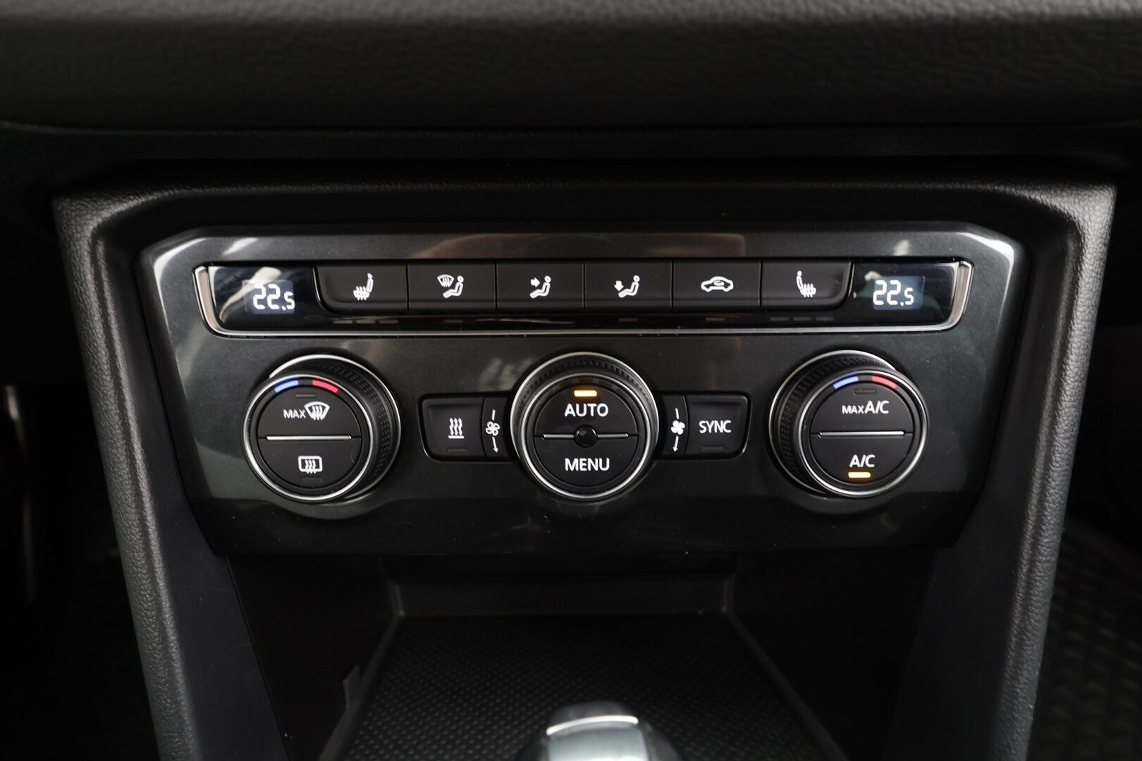 Volkswagen Tiguan 2017 R-line Highline 2,0 TDI SCR (240 hv) 4MOTION DSG * ACC / P.kamera / Webasto / Adapt.LED / Dynaudio / Navi * - Muistipenkki / Koukku / Suomi-auto / Kahdet renkaat aluvanteilla 