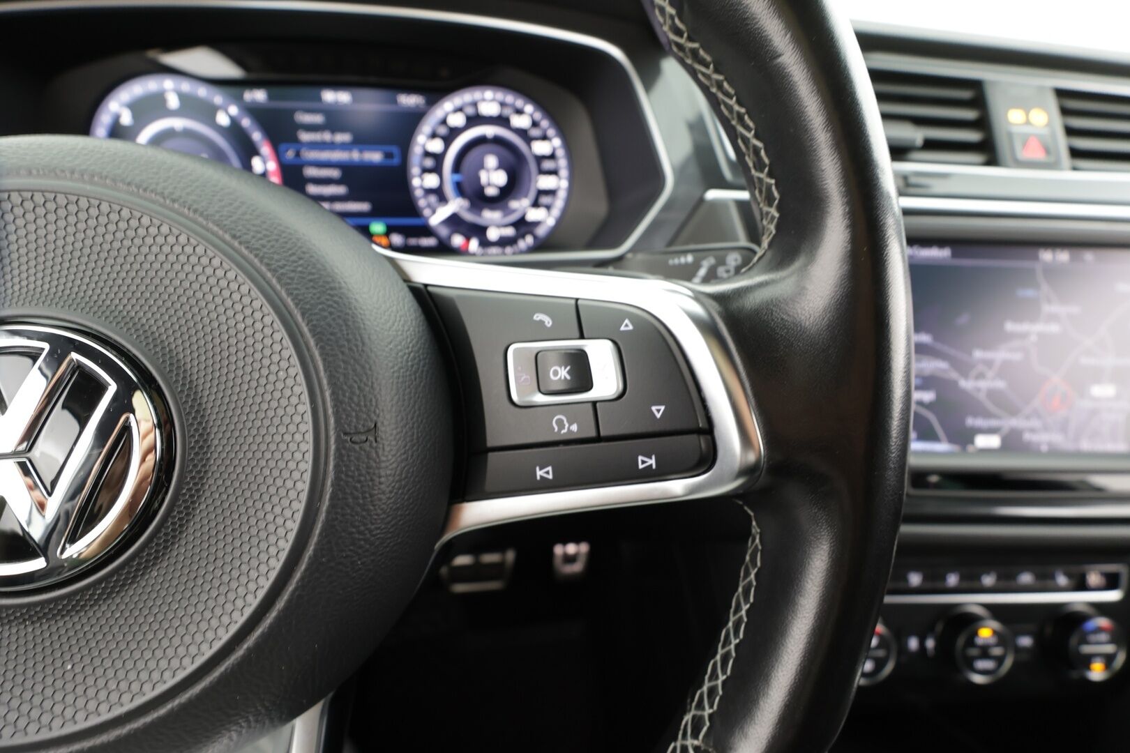 Volkswagen Tiguan 2017 R-line Highline 2,0 TDI SCR (240 hv) 4MOTION DSG * ACC / P.kamera / Webasto / Adapt.LED / Dynaudio / Navi * - Muistipenkki / Koukku / Suomi-auto / Kahdet renkaat aluvanteilla