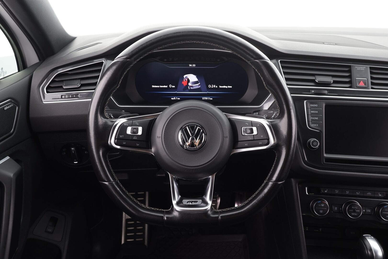 Volkswagen Tiguan 2017 R-line Highline 2,0 TDI SCR (240 hv) 4MOTION DSG * ACC / P.kamera / Webasto / Adapt.LED / Dynaudio / Navi * - Muistipenkki / Koukku / Suomi-auto / Kahdet renkaat aluvanteilla 