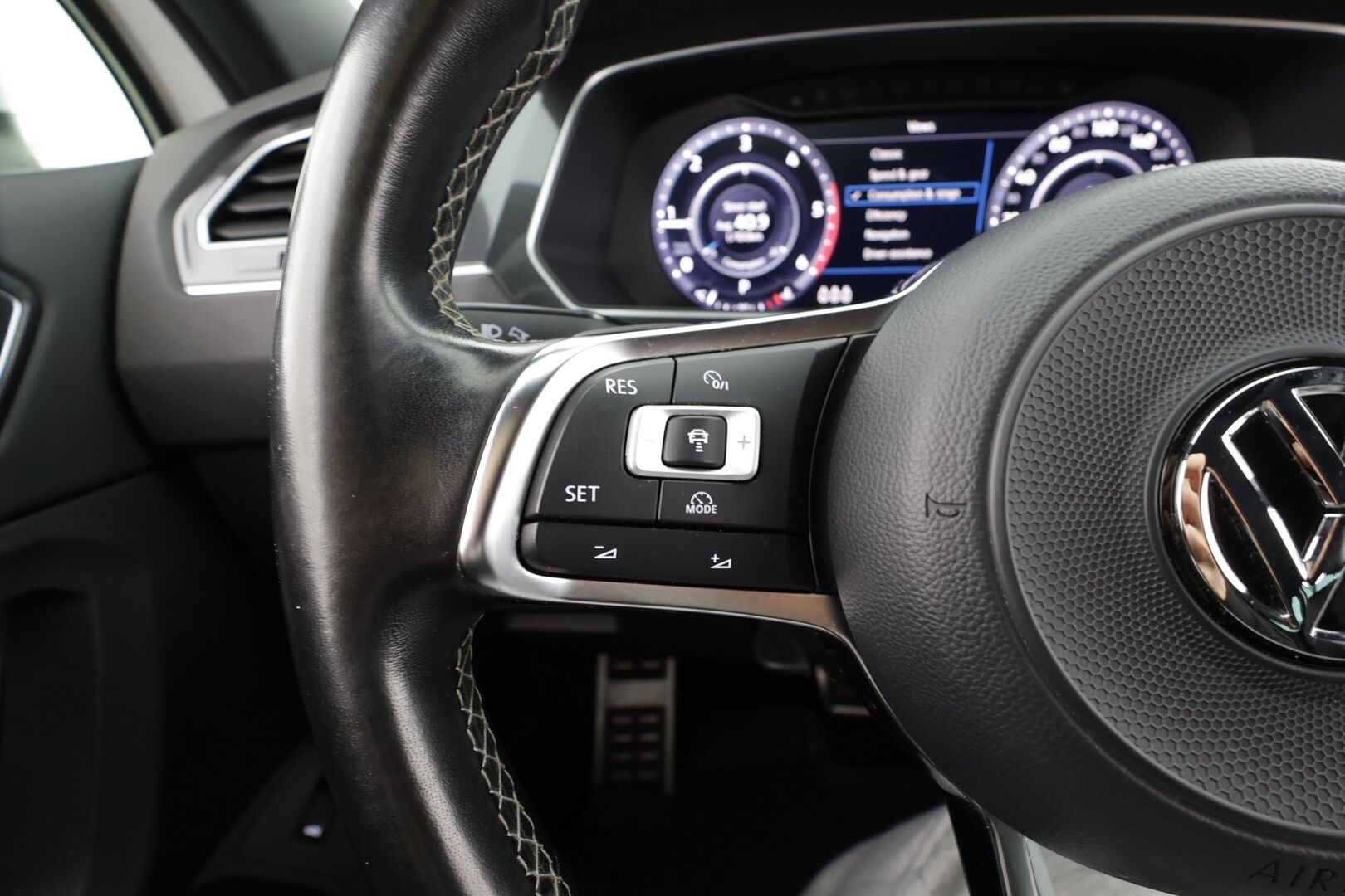 Volkswagen Tiguan 2017 R-line Highline 2,0 TDI SCR (240 hv) 4MOTION DSG * ACC / P.kamera / Webasto / Adapt.LED / Dynaudio / Navi * - Muistipenkki / Koukku / Suomi-auto / Kahdet renkaat aluvanteilla 