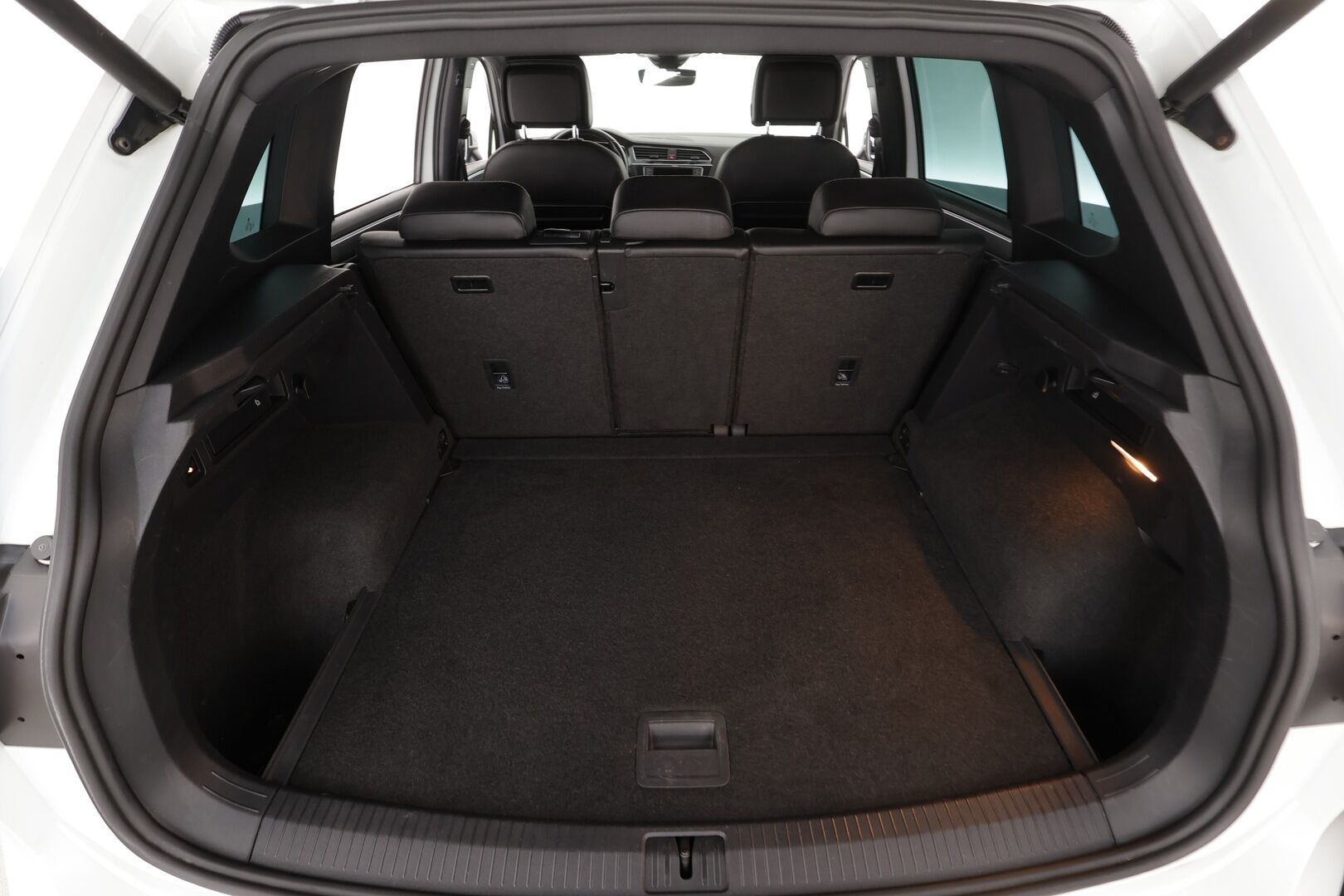 Volkswagen Tiguan 2017 R-line Highline 2,0 TDI SCR (240 hv) 4MOTION DSG * ACC / P.kamera / Webasto / Adapt.LED / Dynaudio / Navi * - Muistipenkki / Koukku / Suomi-auto / Kahdet renkaat aluvanteilla