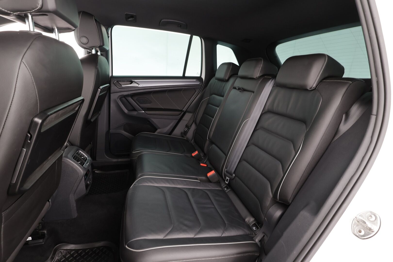 Volkswagen Tiguan 2017 R-line Highline 2,0 TDI SCR (240 hv) 4MOTION DSG * ACC / P.kamera / Webasto / Adapt.LED / Dynaudio / Navi * - Muistipenkki / Koukku / Suomi-auto / Kahdet renkaat aluvanteilla