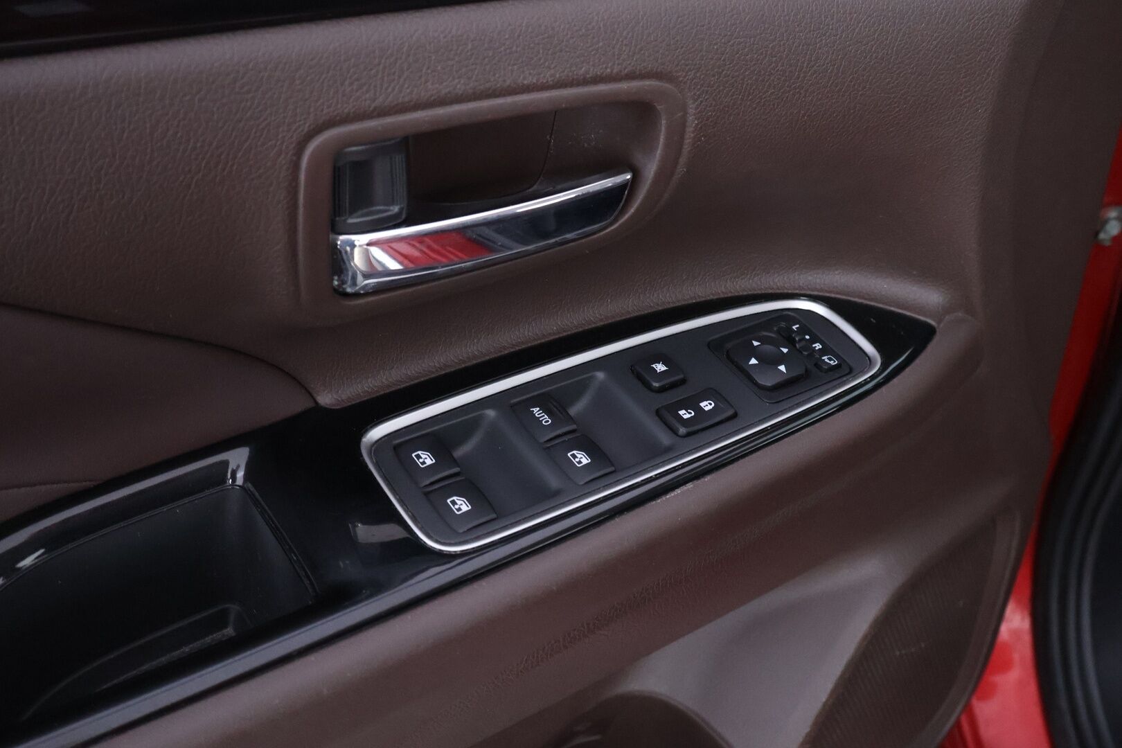 Mitsubishi Outlander PHEV 2018 Instyle Navi Business 4WD 5P * Suomiauto / Webasto / Adapt.Vakkari / Rockford / Nahkasisusta / Vetokoukku / 360-Kamera - Supervarusteet / 2x Hyvät renkaat / Upea yksilö!
