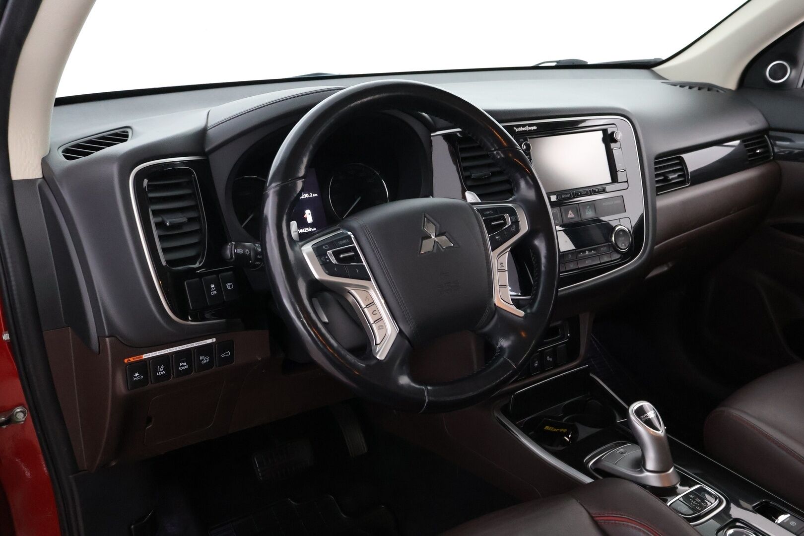 Mitsubishi Outlander PHEV 2018 Instyle Navi Business 4WD 5P * Suomiauto / Webasto / Adapt.Vakkari / Rockford / Nahkasisusta / Vetokoukku / 360-Kamera - Supervarusteet / 2x Hyvät renkaat / Upea yksilö!