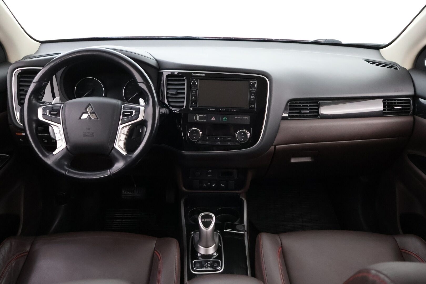 Mitsubishi Outlander PHEV 2018 Instyle Navi Business 4WD 5P * Suomiauto / Webasto / Adapt.Vakkari / Rockford / Nahkasisusta / Vetokoukku / 360-Kamera - Supervarusteet / 2x Hyvät renkaat / Upea yksilö!