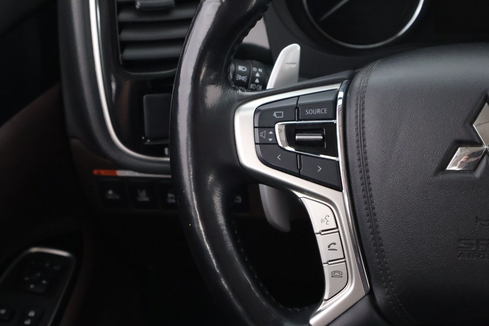 Mitsubishi Outlander PHEV 2018 Instyle Navi Business 4WD 5P * Suomiauto / Webasto / Adapt.Vakkari / Rockford / Nahkasisusta / Vetokoukku / 360-Kamera - Supervarusteet / 2x Hyvät renkaat / Upea yksilö!
