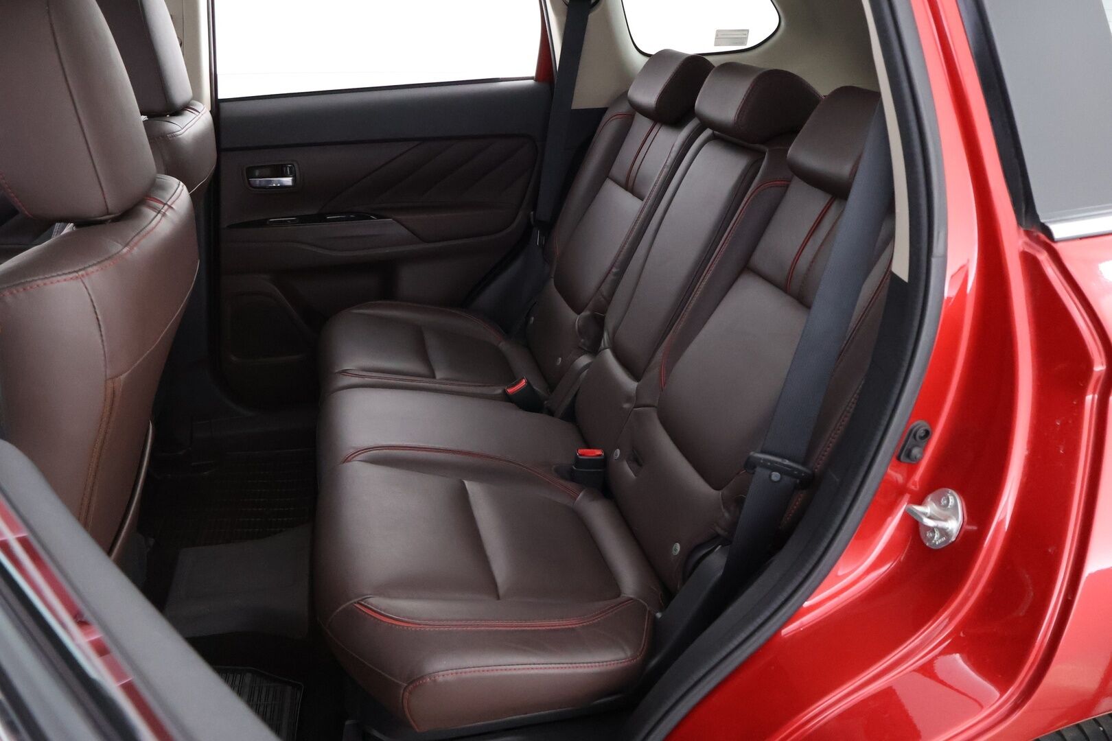 Mitsubishi Outlander PHEV 2018 Instyle Navi Business 4WD 5P * Suomiauto / Webasto / Adapt.Vakkari / Rockford / Nahkasisusta / Vetokoukku / 360-Kamera - Supervarusteet / 2x Hyvät renkaat / Upea yksilö!