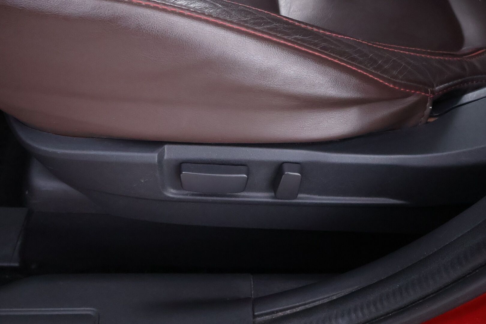 Mitsubishi Outlander PHEV 2018 Instyle Navi Business 4WD 5P * Suomiauto / Webasto / Adapt.Vakkari / Rockford / Nahkasisusta / Vetokoukku / 360-Kamera - Supervarusteet / 2x Hyvät renkaat / Upea yksilö!