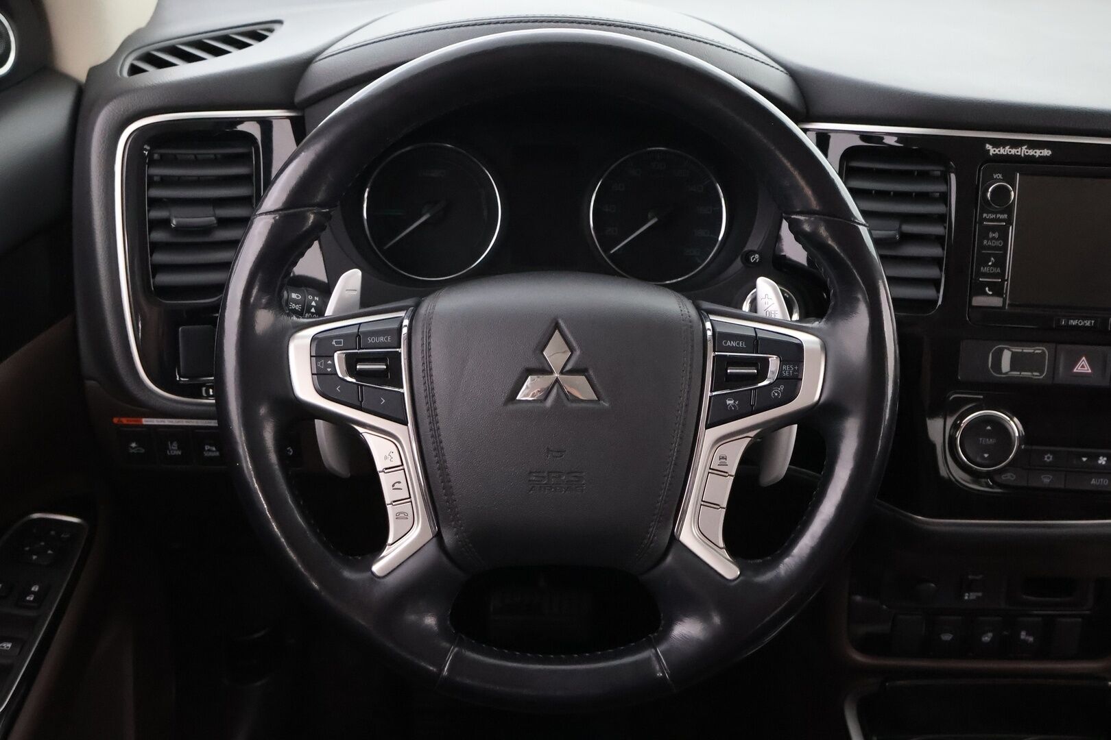 Mitsubishi Outlander PHEV 2018 Instyle Navi Business 4WD 5P * Suomiauto / Webasto / Adapt.Vakkari / Rockford / Nahkasisusta / Vetokoukku / 360-Kamera - Supervarusteet / 2x Hyvät renkaat / Upea yksilö!