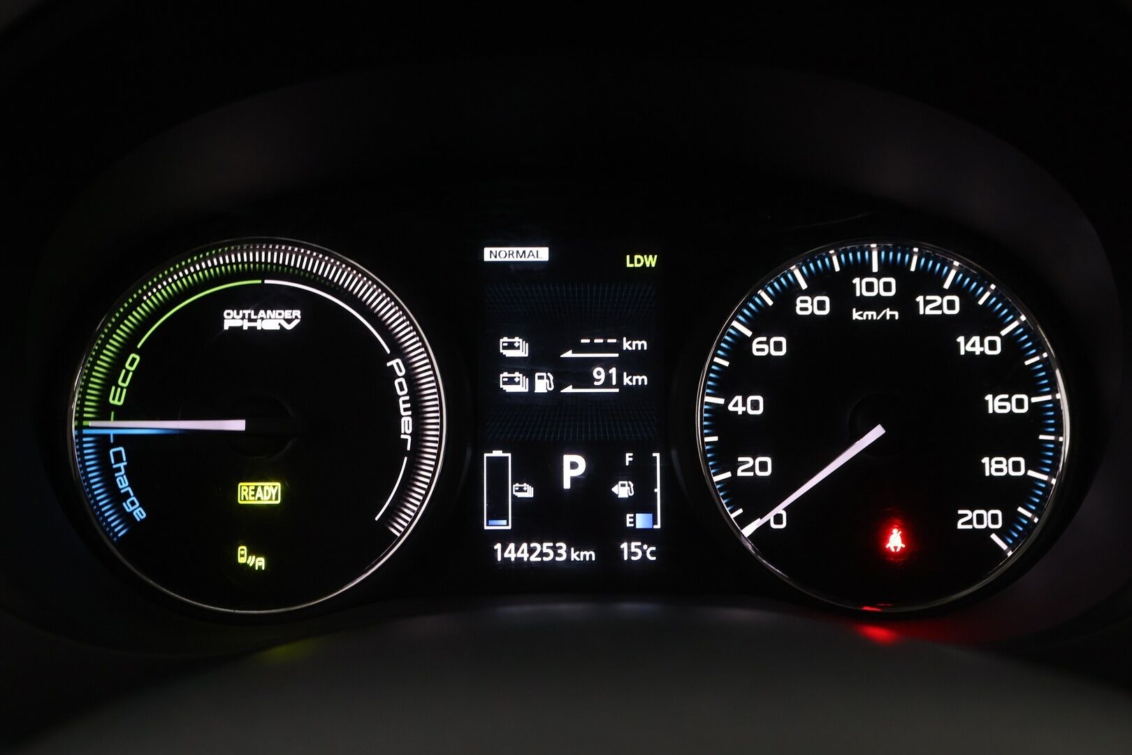 Mitsubishi Outlander PHEV 2018 Instyle Navi Business 4WD 5P * Suomiauto / Webasto / Adapt.Vakkari / Rockford / Nahkasisusta / Vetokoukku / 360-Kamera - Supervarusteet / 2x Hyvät renkaat / Upea yksilö!