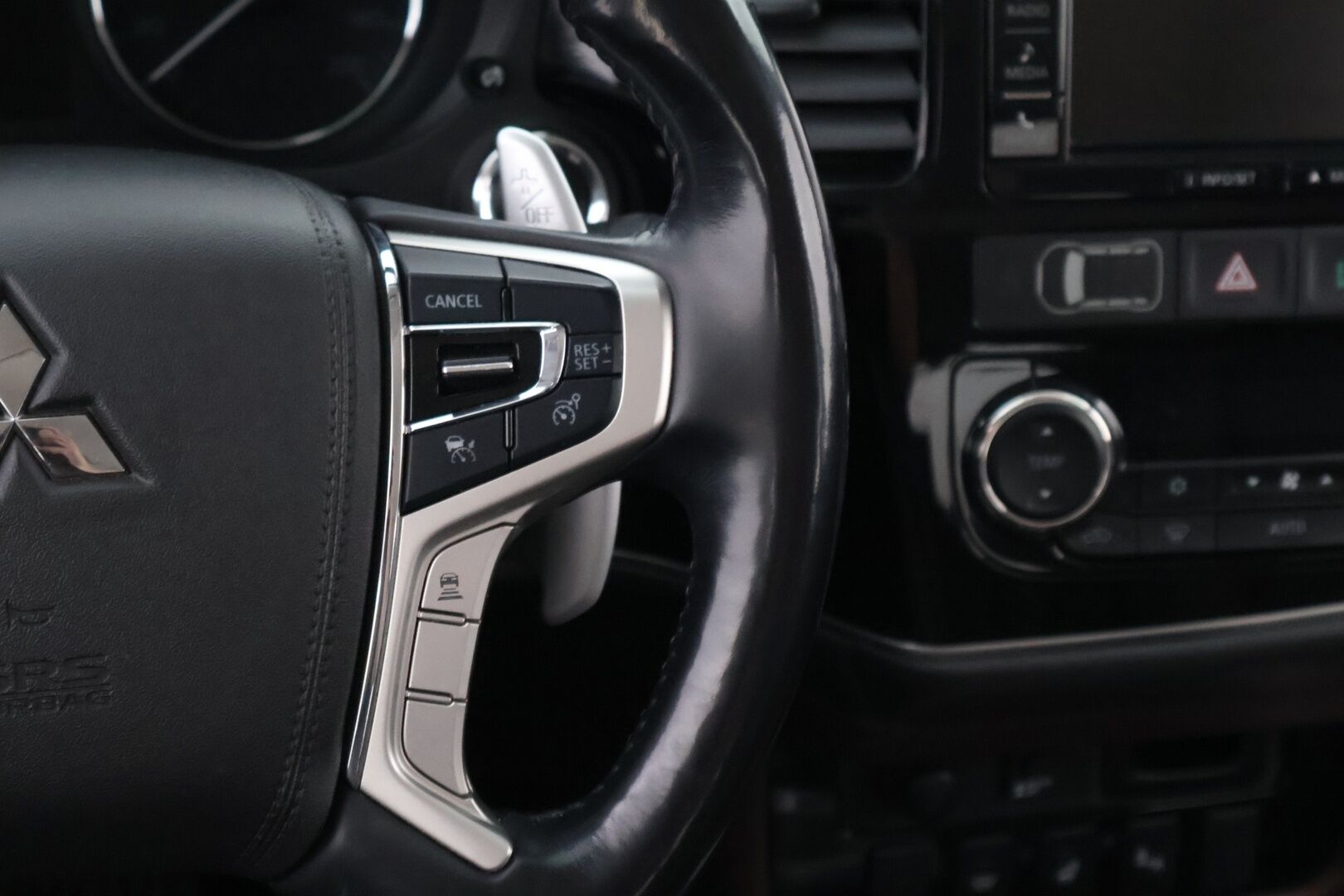 Mitsubishi Outlander PHEV 2018 Instyle Navi Business 4WD 5P * Suomiauto / Webasto / Adapt.Vakkari / Rockford / Nahkasisusta / Vetokoukku / 360-Kamera - Supervarusteet / 2x Hyvät renkaat / Upea yksilö!