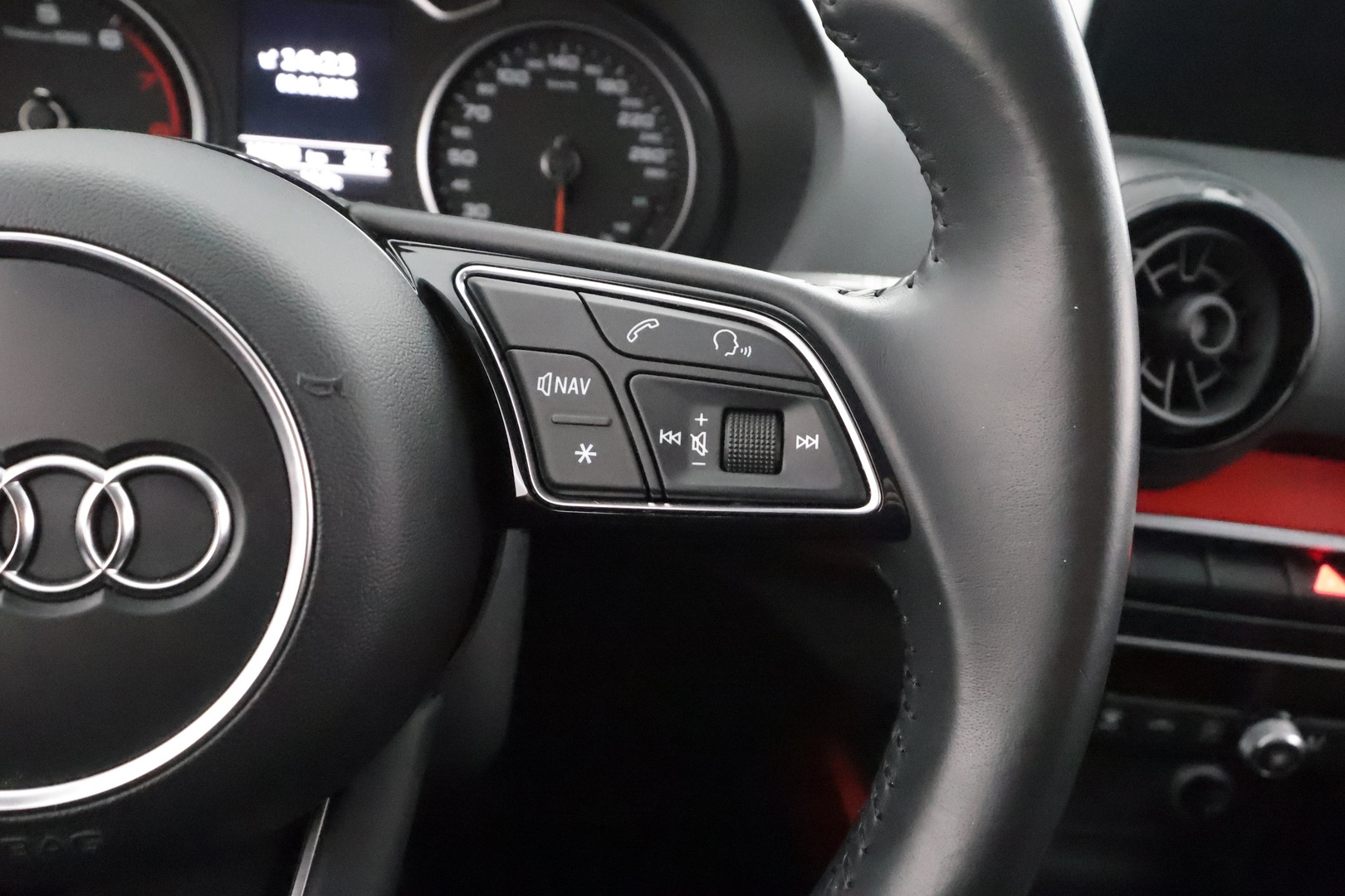 Audi Q2 2018 Business Sport 1,4 TFSI COD 110 kW S tronic * ACC / Webasto / LED / P.Tutka / Audi Smartphone / Keyless * - Kahdet renkaat aluvanteilla