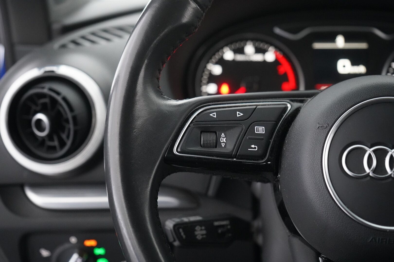 Audi A3 2018 Sportback Pro Business Sport Edition 2,0 TFSI 140 kW quattro S tronic / Adapt.vakkari / P-tutkat / Sport-penkit - 2 x renkaat / seuraava katsastus 01/27 / Hyvä huoltohistoria - HULLUT AVAJAISHULINAT KORKOTARJOUS 3,29 %