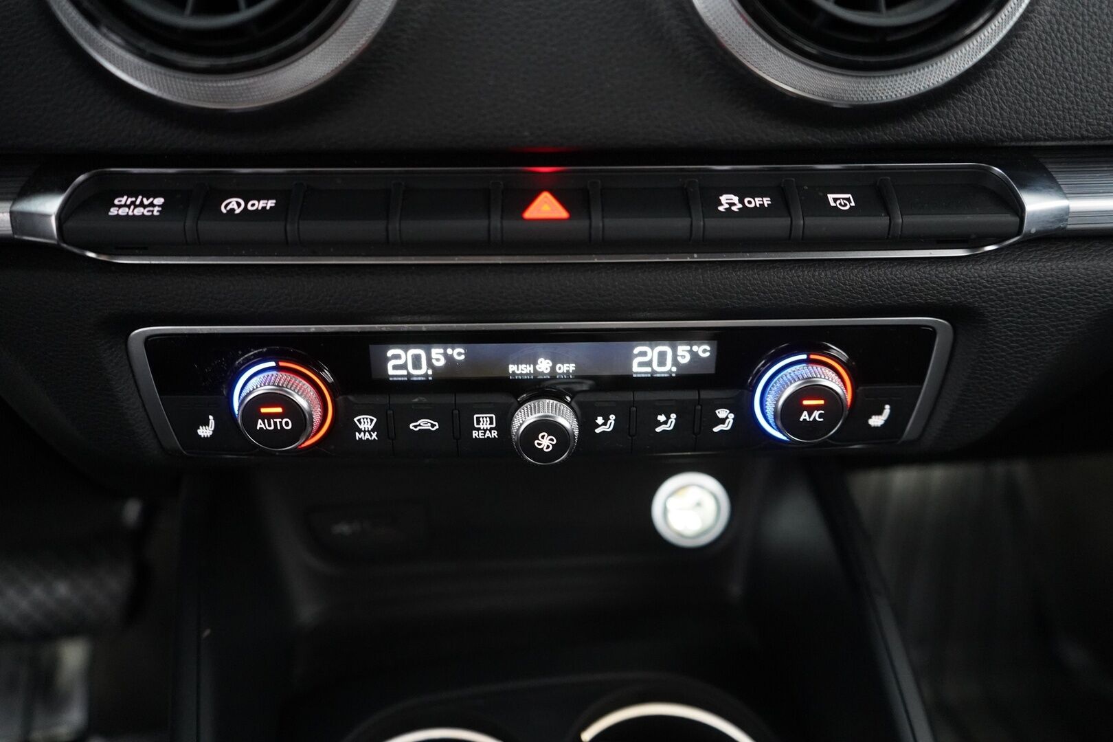 Audi A3 2018 Sportback Pro Business Sport Edition 2,0 TFSI 140 kW quattro S tronic / Adapt.vakkari / P-tutkat / Sport-penkit - 2 x renkaat / seuraava katsastus 01/27 / Hyvä huoltohistoria - HULLUT AVAJAISHULINAT KORKOTARJOUS 3,29 %