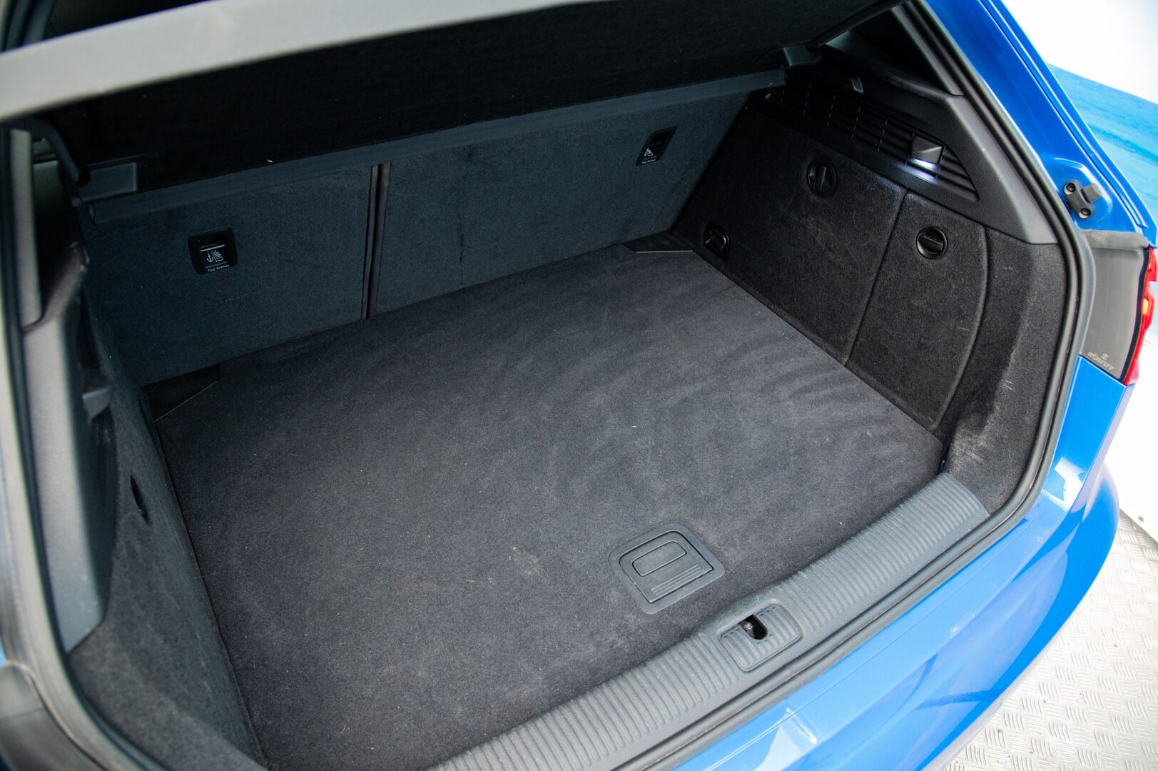 Audi A3 2018 Sportback Pro Business Sport Edition 2,0 TFSI 140 kW quattro S tronic / Adapt.vakkari / P-tutkat / Sport-penkit - 2 x renkaat / seuraava katsastus 01/27 / Hyvä huoltohistoria - HULLUT AVAJAISHULINAT KORKOTARJOUS 3,29 %