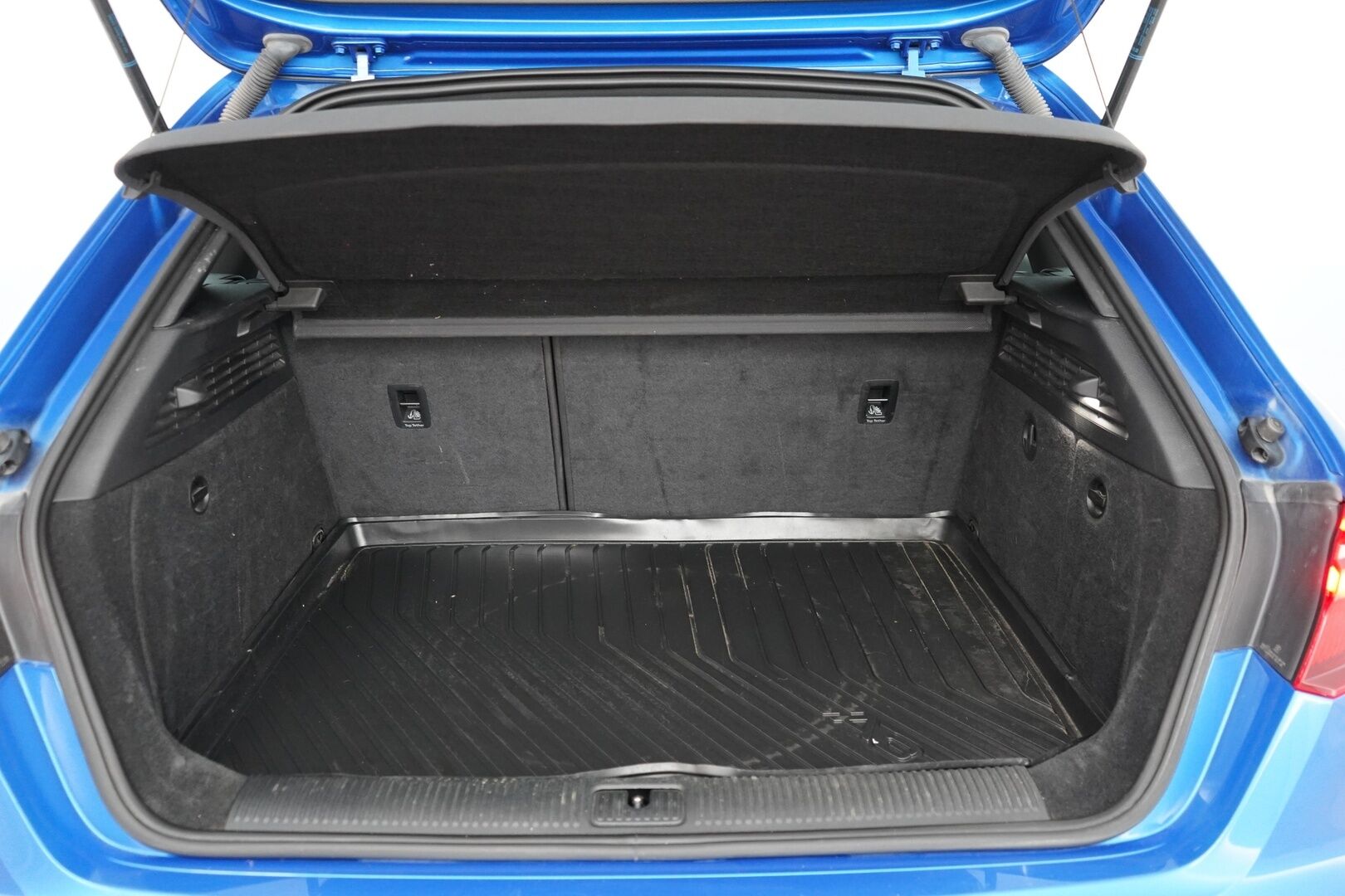 Audi A3 2018 Sportback Pro Business Sport Edition 2,0 TFSI 140 kW quattro S tronic / Adapt.vakkari / P-tutkat / Sport-penkit - 2 x renkaat / seuraava katsastus 01/27 / Hyvä huoltohistoria - HULLUT AVAJAISHULINAT KORKOTARJOUS 3,29 %