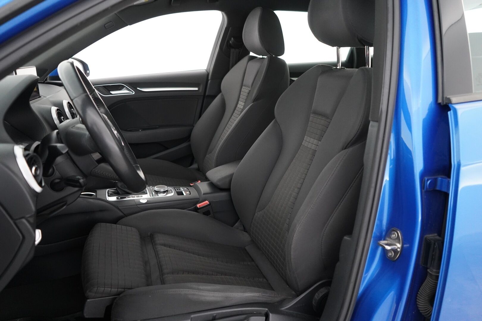 Audi A3 2018 Sportback Pro Business Sport Edition 2,0 TFSI 140 kW quattro S tronic / Adapt.vakkari / P-tutkat / Sport-penkit - 2 x renkaat / seuraava katsastus 01/27 / Hyvä huoltohistoria - HULLUT AVAJAISHULINAT KORKOTARJOUS 3,29 %