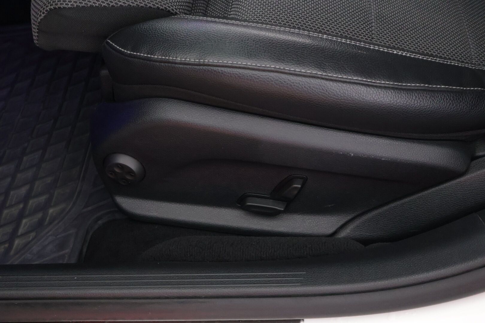 Mercedes-Benz E 2018 220 d 4Matic T A Premium Business *Vakkari / Puolinahat / Ambient / P.kamera / Koukku / Lohko!* - *Vakkari / Puolinahat / Ambient / P.kamera / Koukku / Lohko!*
