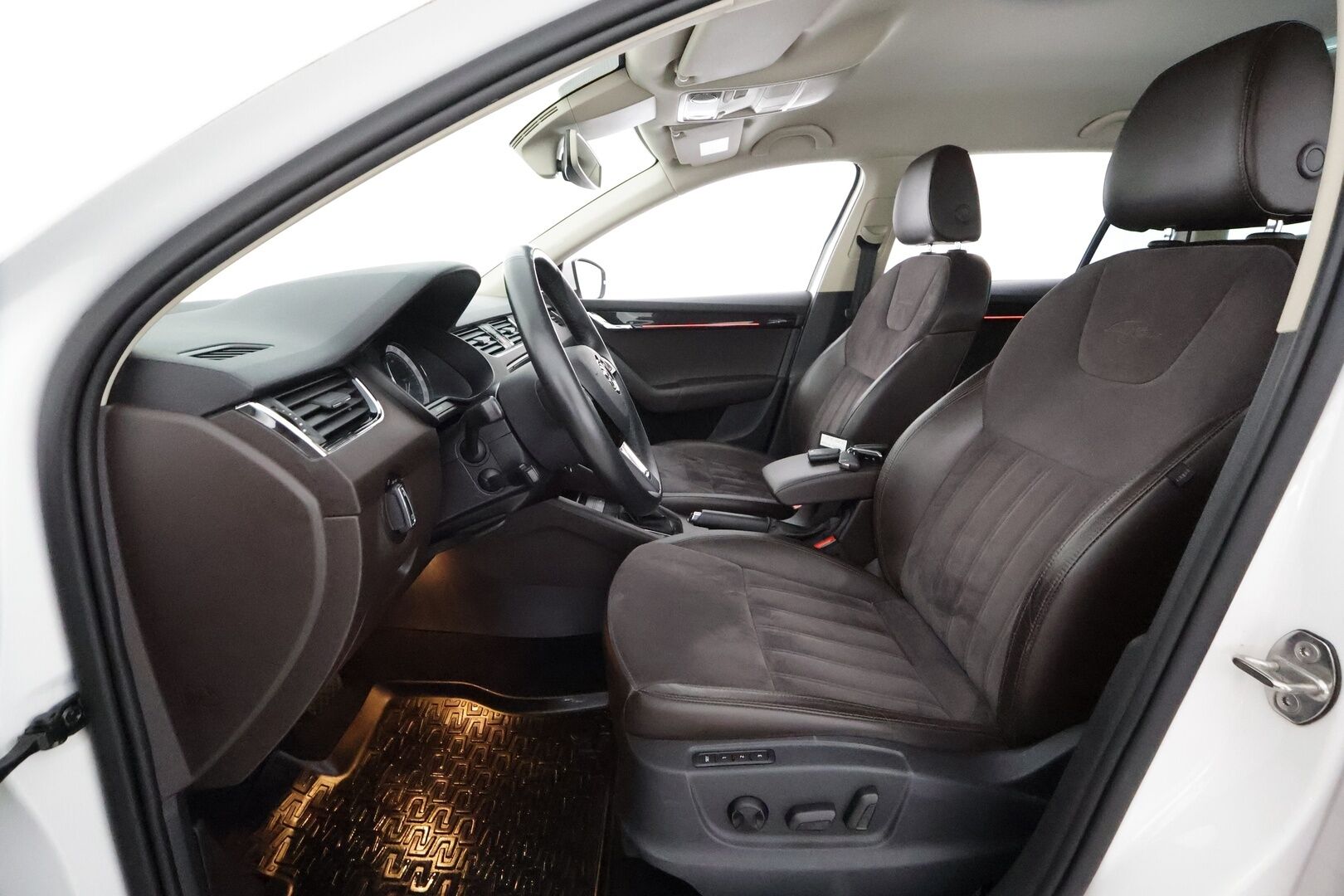 Skoda Octavia 2018 Combi 1,8 TSI L&K DSG. ** Webasto / Koukku / Adapt.Vakkari / Muistipenkki / P.Kamera / LED-valot / Canton / Navi ** - Suomi-auto / Kahdet Renkaat