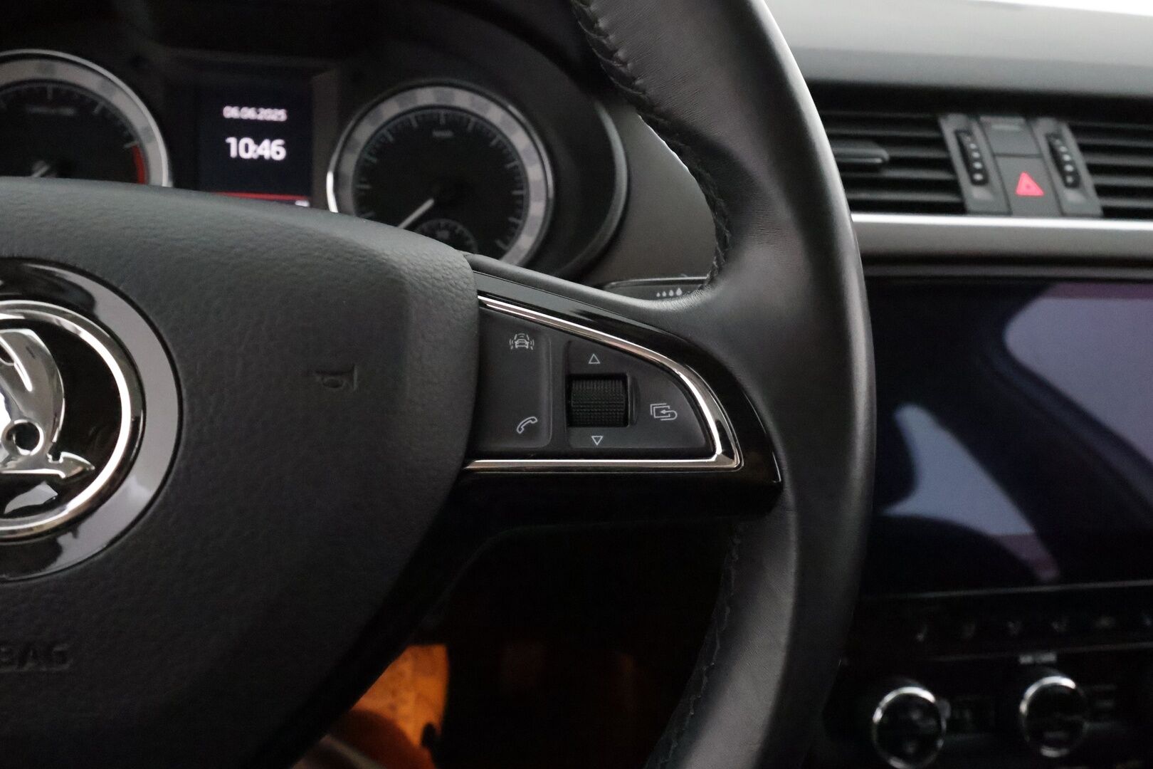 Skoda Octavia 2018 Combi 1,8 TSI L&K DSG. ** Webasto / Koukku / Adapt.Vakkari / Muistipenkki / P.Kamera / LED-valot / Canton / Navi ** - Suomi-auto / Kahdet Renkaat