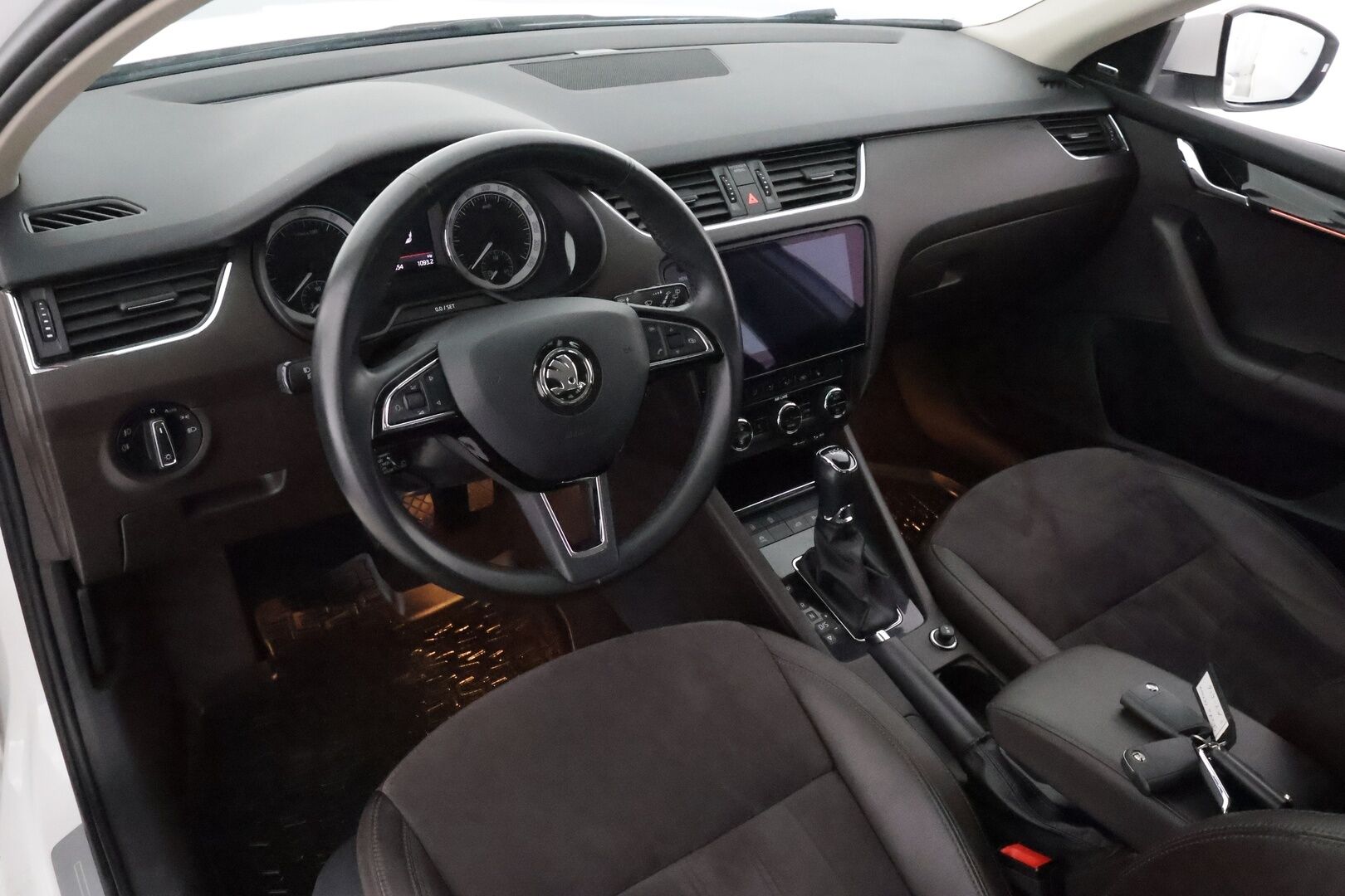 Skoda Octavia 2018 Combi 1,8 TSI L&K DSG. ** Webasto / Koukku / Adapt.Vakkari / Muistipenkki / P.Kamera / LED-valot / Canton / Navi ** - Suomi-auto / Kahdet Renkaat