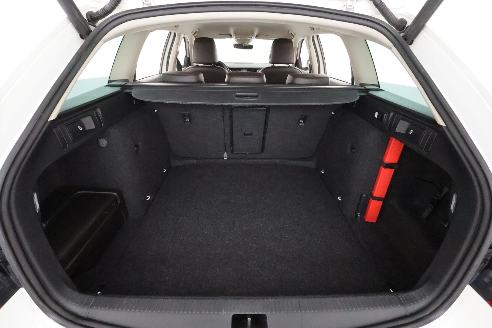 Skoda Octavia 2018 Combi 1,8 TSI L&K DSG. ** Webasto / Koukku / Adapt.Vakkari / Muistipenkki / P.Kamera / LED-valot / Canton / Navi ** - Suomi-auto / Kahdet Renkaat