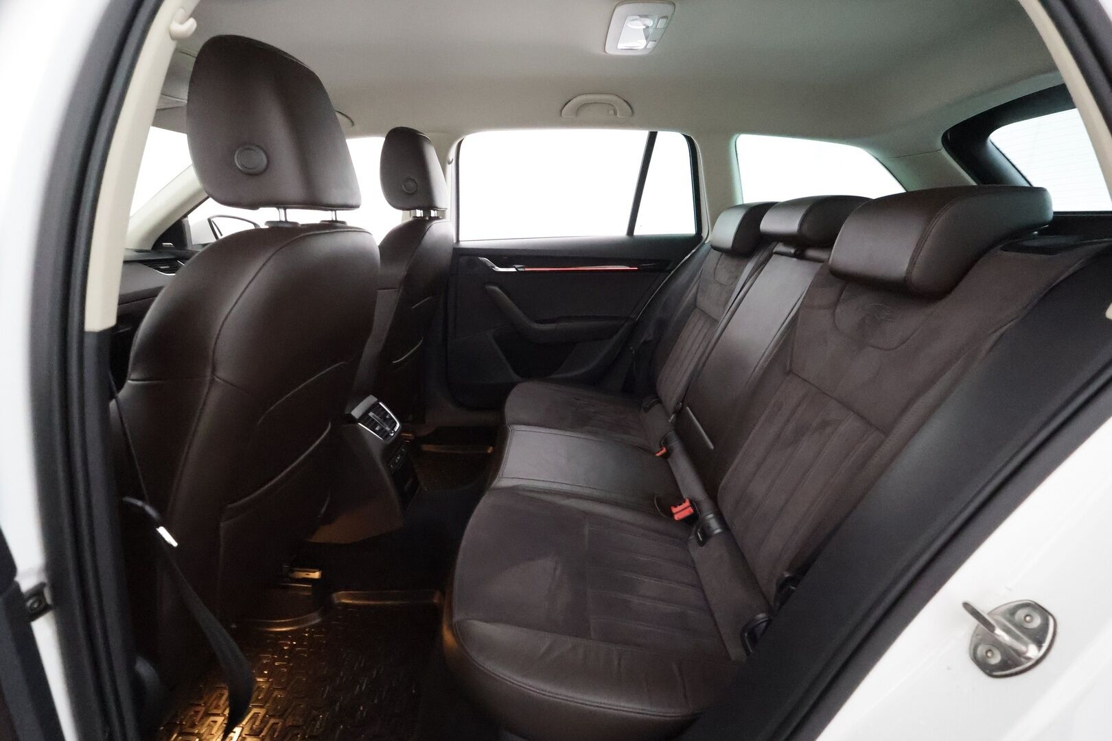 Skoda Octavia 2018 Combi 1,8 TSI L&K DSG. ** Webasto / Koukku / Adapt.Vakkari / Muistipenkki / P.Kamera / LED-valot / Canton / Navi ** - Suomi-auto / Kahdet Renkaat