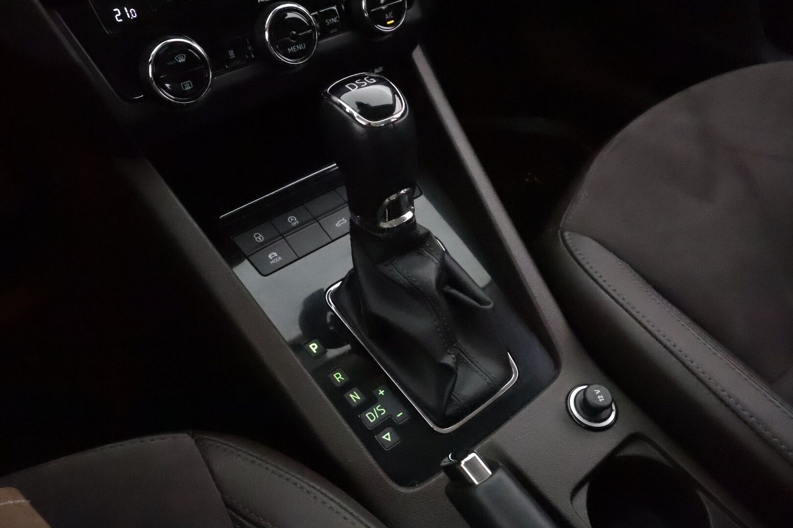 Skoda Octavia 2018 Combi 1,8 TSI L&K DSG. ** Webasto / Koukku / Adapt.Vakkari / Muistipenkki / P.Kamera / LED-valot / Canton / Navi ** - Suomi-auto / Kahdet Renkaat