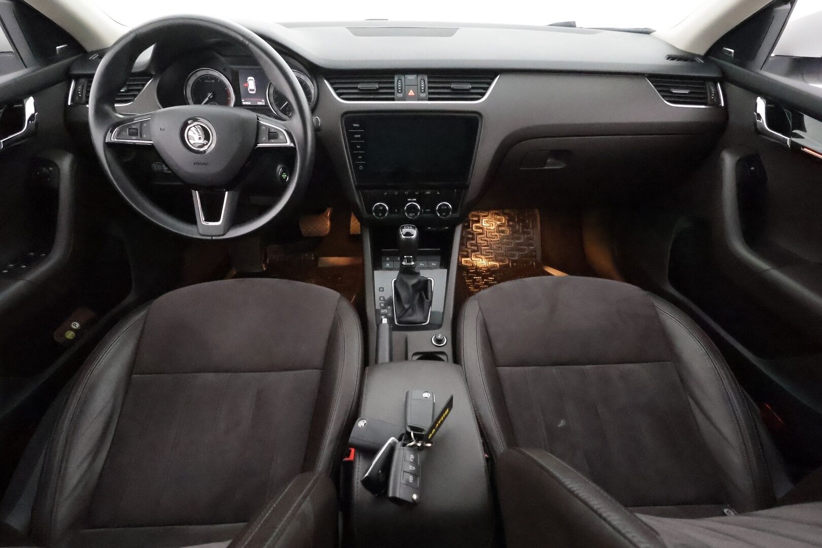 Skoda Octavia 2018 Combi 1,8 TSI L&K DSG. ** Webasto / Koukku / Adapt.Vakkari / Muistipenkki / P.Kamera / LED-valot / Canton / Navi ** - Suomi-auto / Kahdet Renkaat