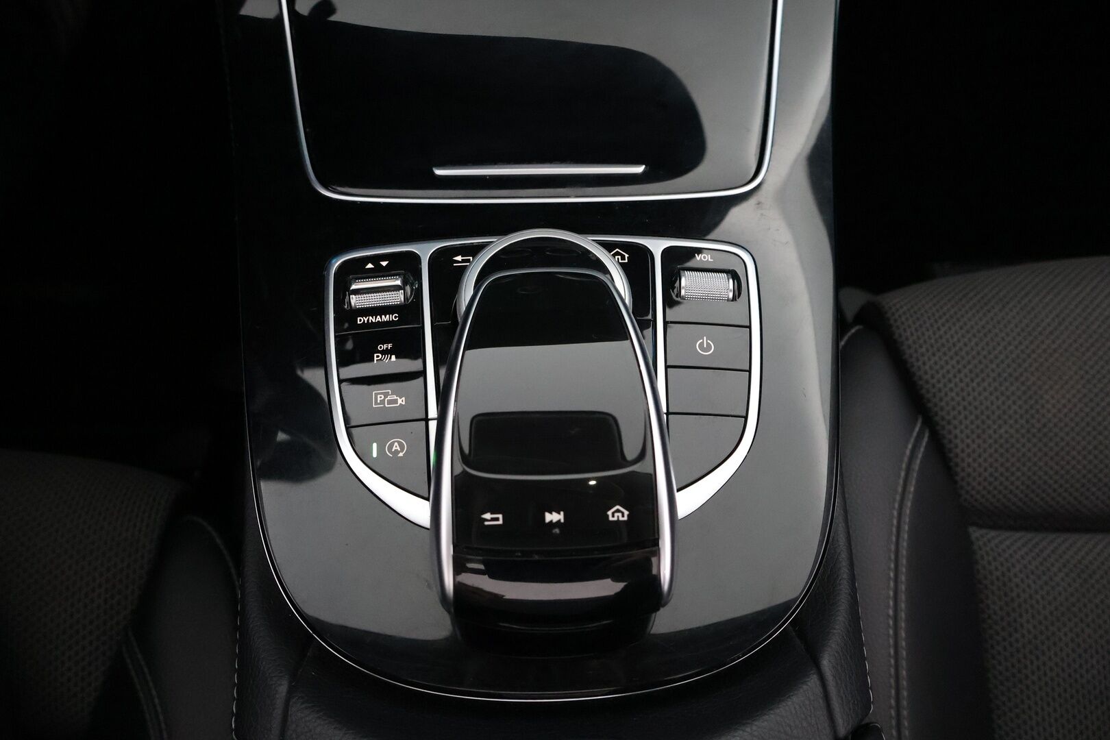 Mercedes-Benz E 2017 220 d A AMG - Widescreen / Peruutuskamera / Multibeam LED / Kattoluukku / Puolinahkasisusta / Navi / Apple&Android / Kahdet hyvät renkaat aluvantein!