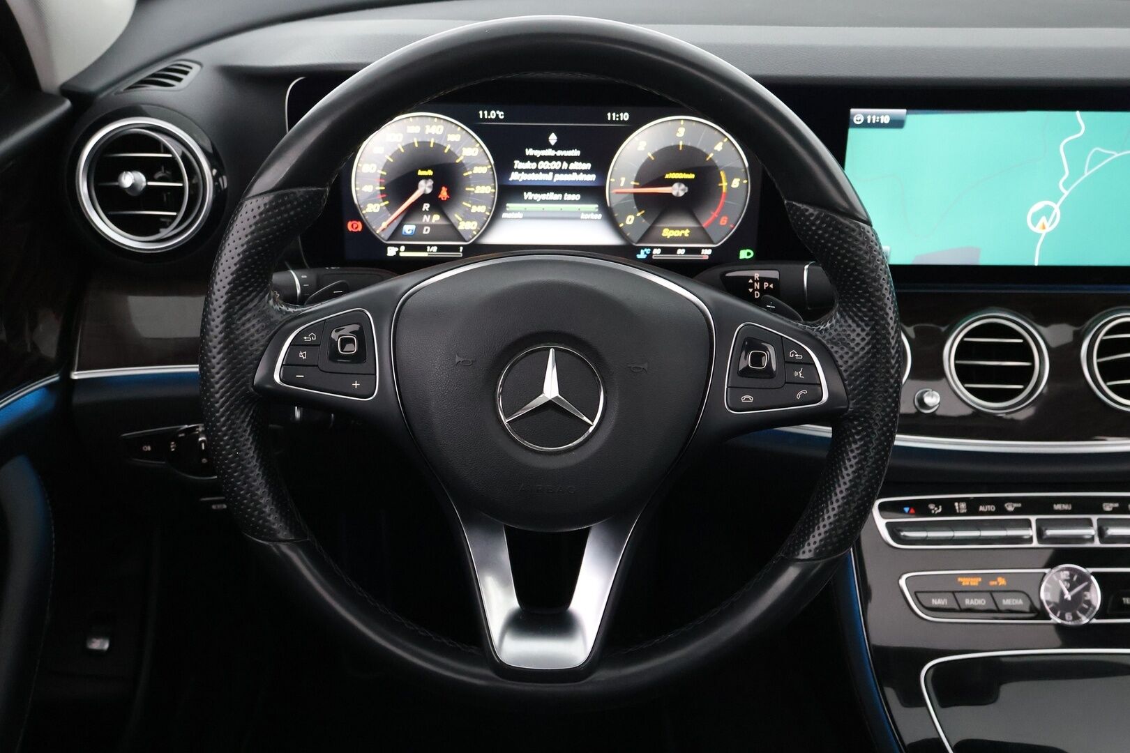 Mercedes-Benz E 2017 220 d A AMG - Widescreen / Peruutuskamera / Multibeam LED / Kattoluukku / Puolinahkasisusta / Navi / Apple&Android / Kahdet hyvät renkaat aluvantein!