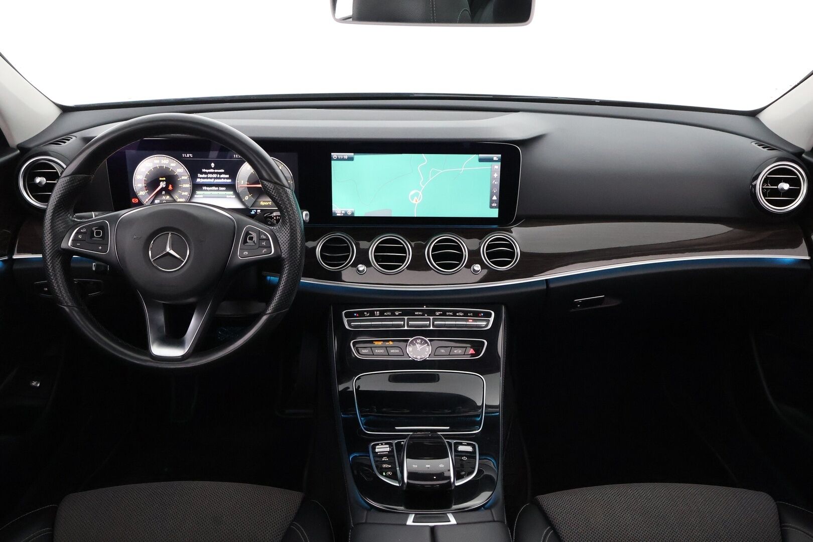 Mercedes-Benz E 2017 220 d A AMG - Widescreen / Peruutuskamera / Multibeam LED / Kattoluukku / Puolinahkasisusta / Navi / Apple&Android / Kahdet hyvät renkaat aluvantein!
