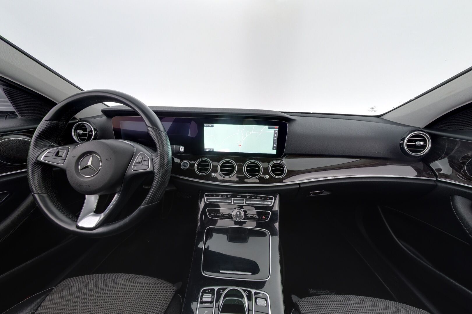 Mercedes-Benz E 2017 220 d A AMG - Widescreen / Peruutuskamera / Multibeam LED / Kattoluukku / Puolinahkasisusta / Navi / Apple&Android / Kahdet hyvät renkaat aluvantein!