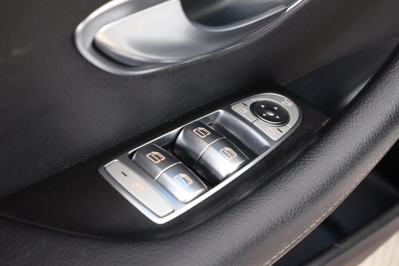Mercedes-Benz E 2017 220 d A AMG - Widescreen / Peruutuskamera / Multibeam LED / Kattoluukku / Puolinahkasisusta / Navi / Apple&Android / Kahdet hyvät renkaat aluvantein!