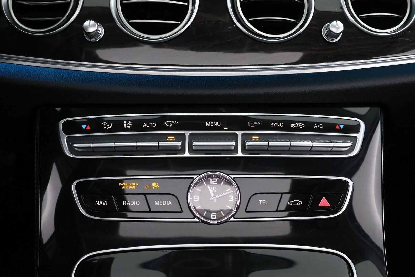Mercedes-Benz E 2017 220 d A AMG - Widescreen / Peruutuskamera / Multibeam LED / Kattoluukku / Puolinahkasisusta / Navi / Apple&Android / Kahdet hyvät renkaat aluvantein!