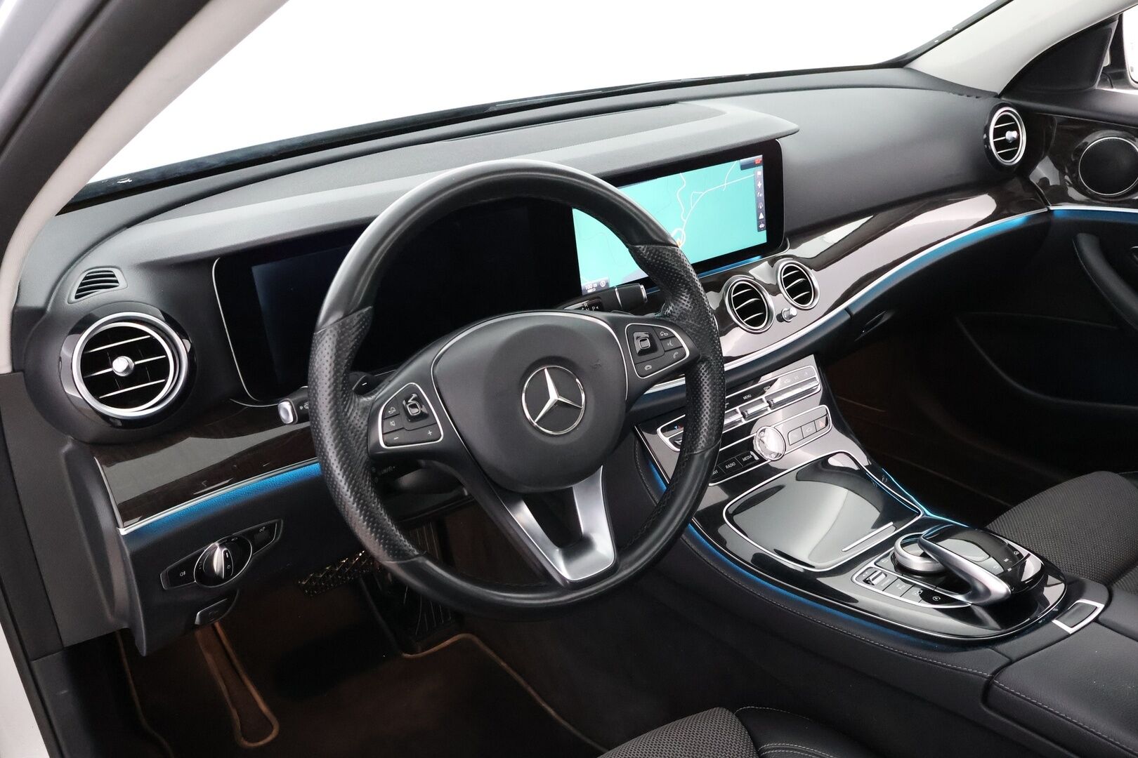 Mercedes-Benz E 2017 220 d A AMG - Widescreen / Peruutuskamera / Multibeam LED / Kattoluukku / Puolinahkasisusta / Navi / Apple&Android / Kahdet hyvät renkaat aluvantein!