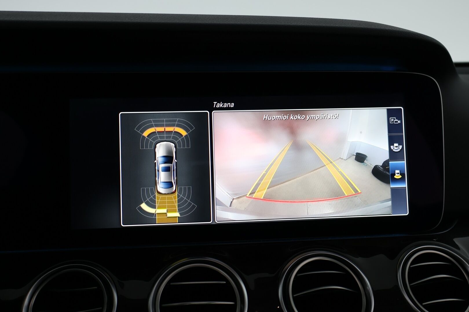 Mercedes-Benz E 2017 220 d A AMG - Widescreen / Peruutuskamera / Multibeam LED / Kattoluukku / Puolinahkasisusta / Navi / Apple&Android / Kahdet hyvät renkaat aluvantein!