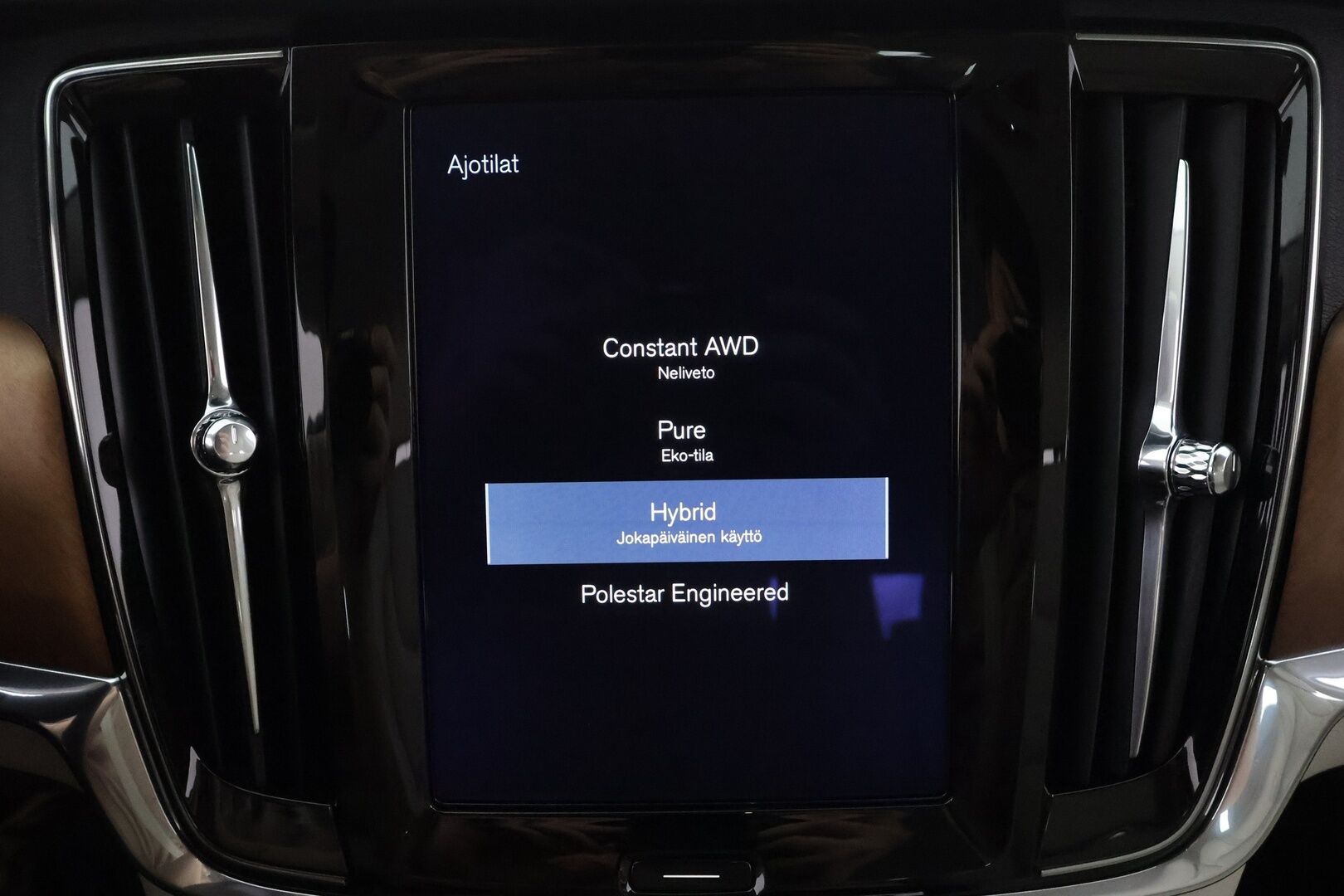 Volvo V90 2018 T8 AWD Business Inscription aut * Polestar /  Pilot Assist / Webasto / Muistipenkki / Full LED / P.Kamera / Sporttinahat * - Kahdet Renkaat / 2x Lataus / Suomi-auto