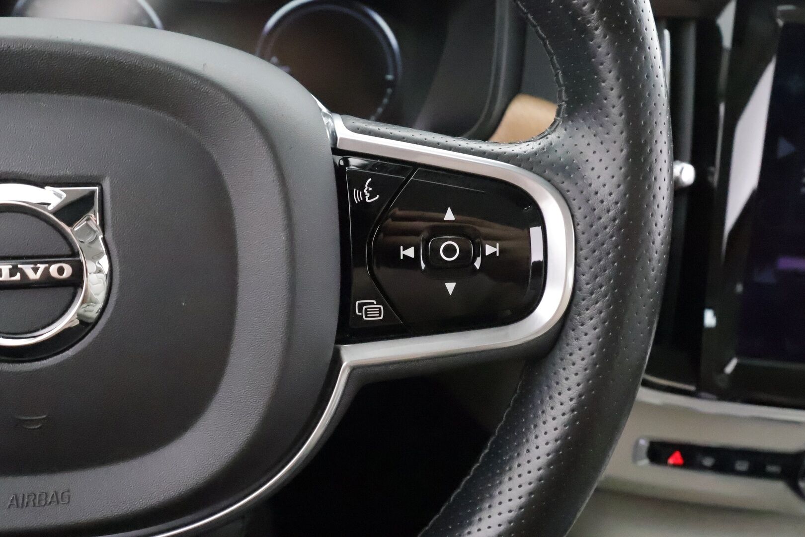 Volvo V90 2018 T8 AWD Business Inscription aut * Polestar /  Pilot Assist / Webasto / Muistipenkki / Full LED / P.Kamera / Sporttinahat * - Kahdet Renkaat / 2x Lataus / Suomi-auto