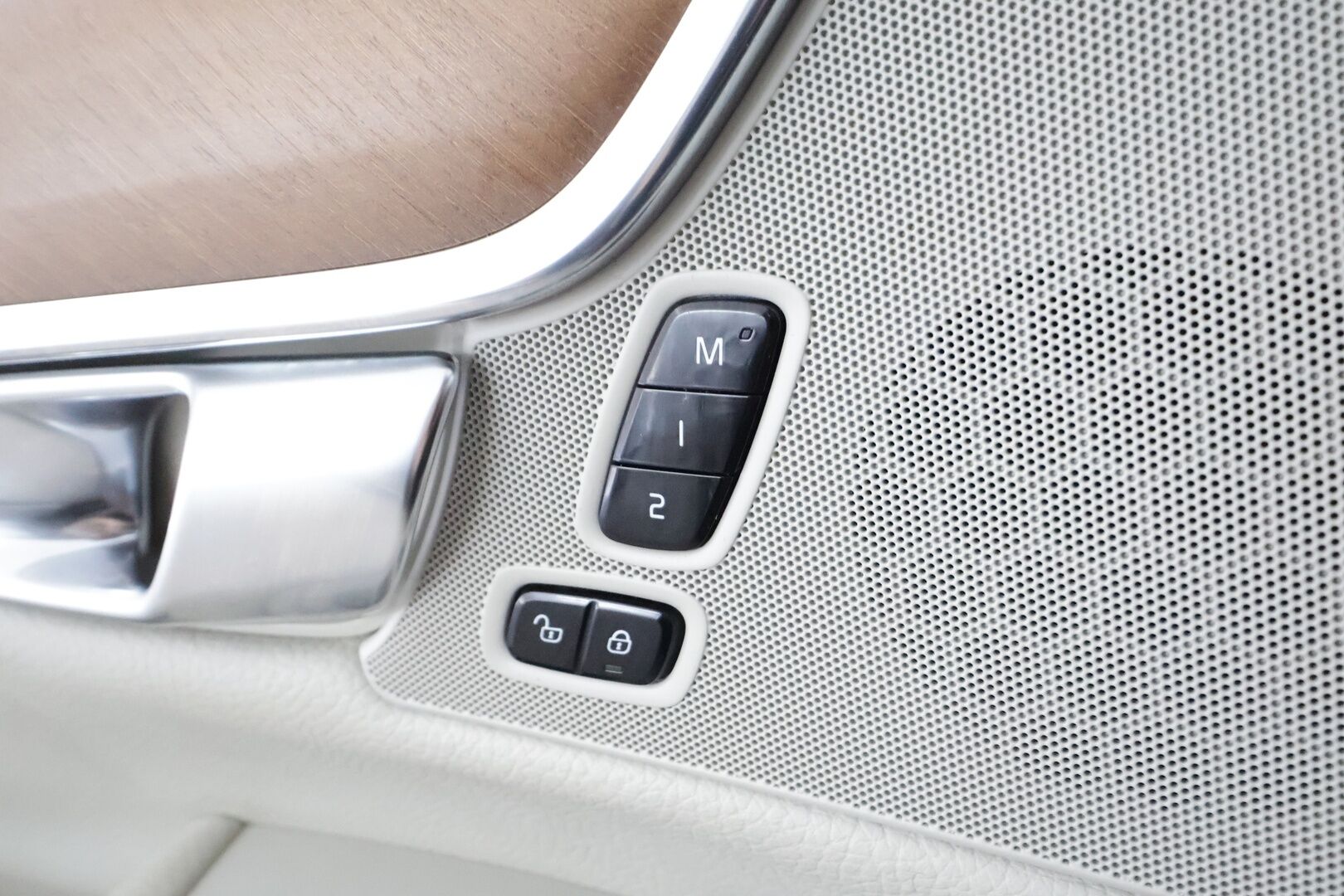 Volvo V90 2018 T8 AWD Business Inscription aut * Polestar /  Pilot Assist / Webasto / Muistipenkki / Full LED / P.Kamera / Sporttinahat * - Kahdet Renkaat / 2x Lataus / Suomi-auto