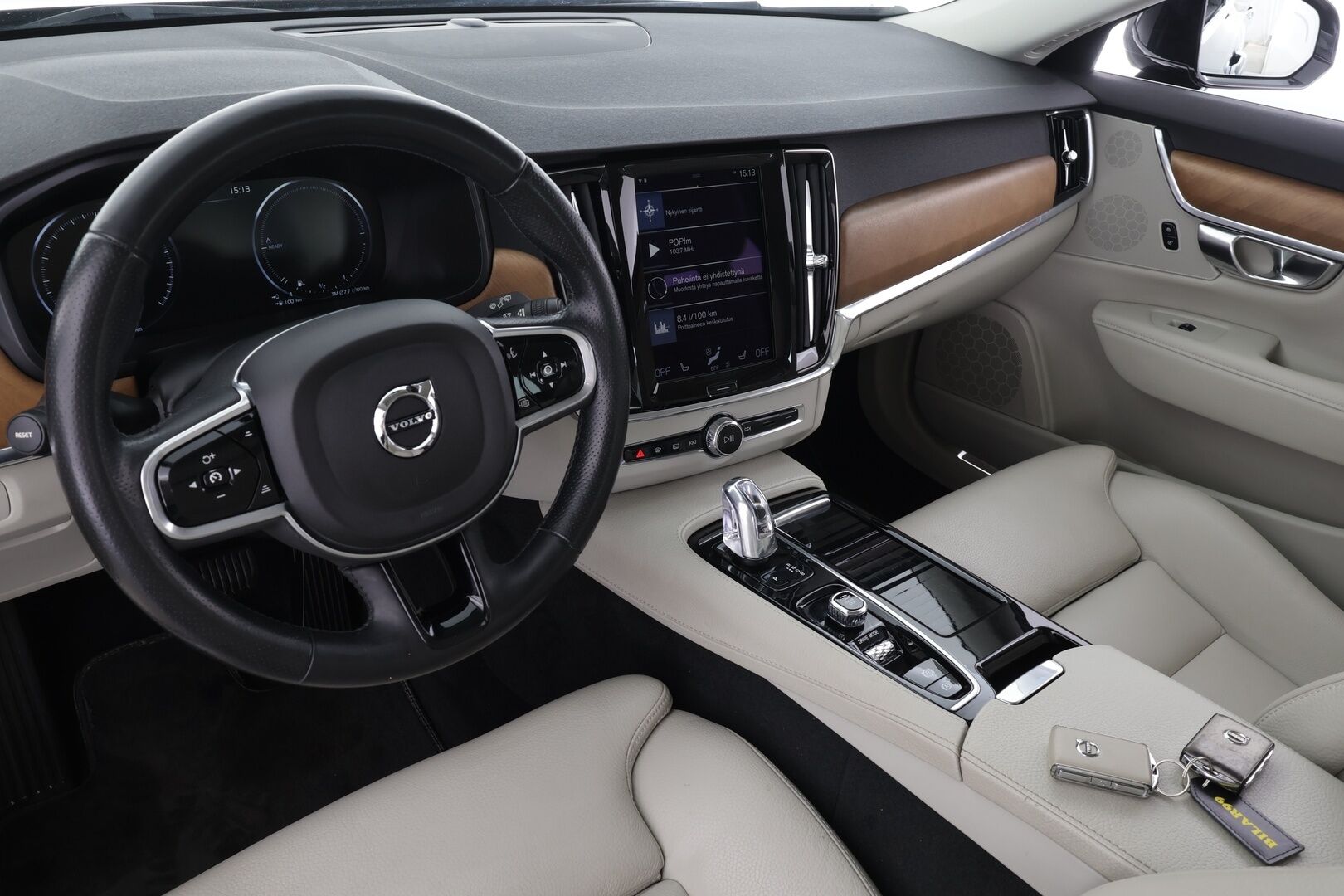 Volvo V90 2019 T8 AWD Business Inscription aut * Pilot Assist / Webasto / Muistipenkki / LED / P.Kamera / Sporttinahat * - Kahdet Renkaat / 2x Lataus / Suomi-auto