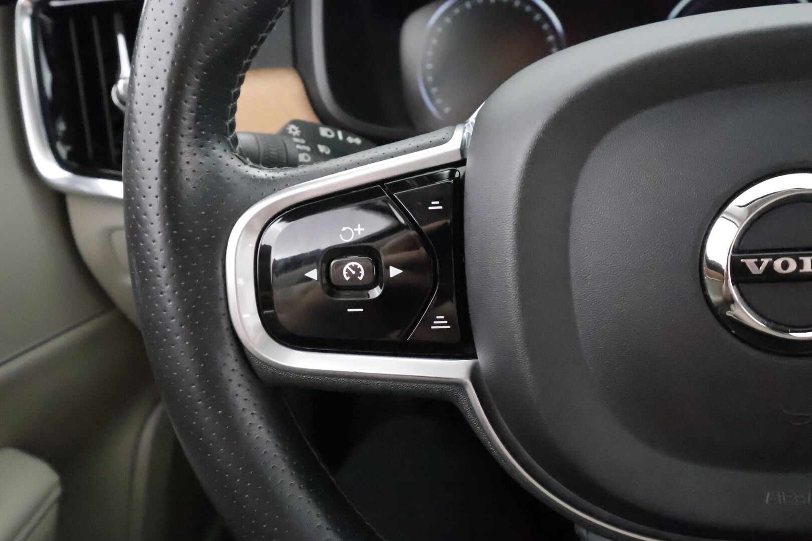 Volvo V90 2018 T8 AWD Business Inscription aut * Polestar /  Pilot Assist / Webasto / Muistipenkki / Full LED / P.Kamera / Sporttinahat * - Kahdet Renkaat / 2x Lataus / Suomi-auto