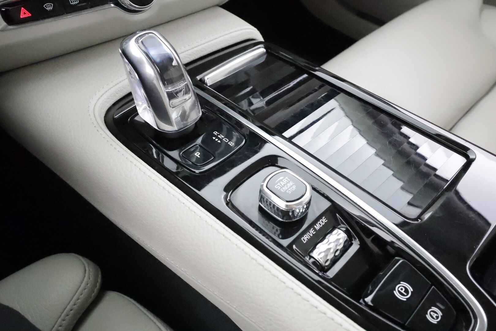 Volvo V90 2019 T8 AWD Business Inscription aut * Pilot Assist / Webasto / Muistipenkki / LED / P.Kamera / Sporttinahat * - Kahdet Renkaat / 2x Lataus / Suomi-auto